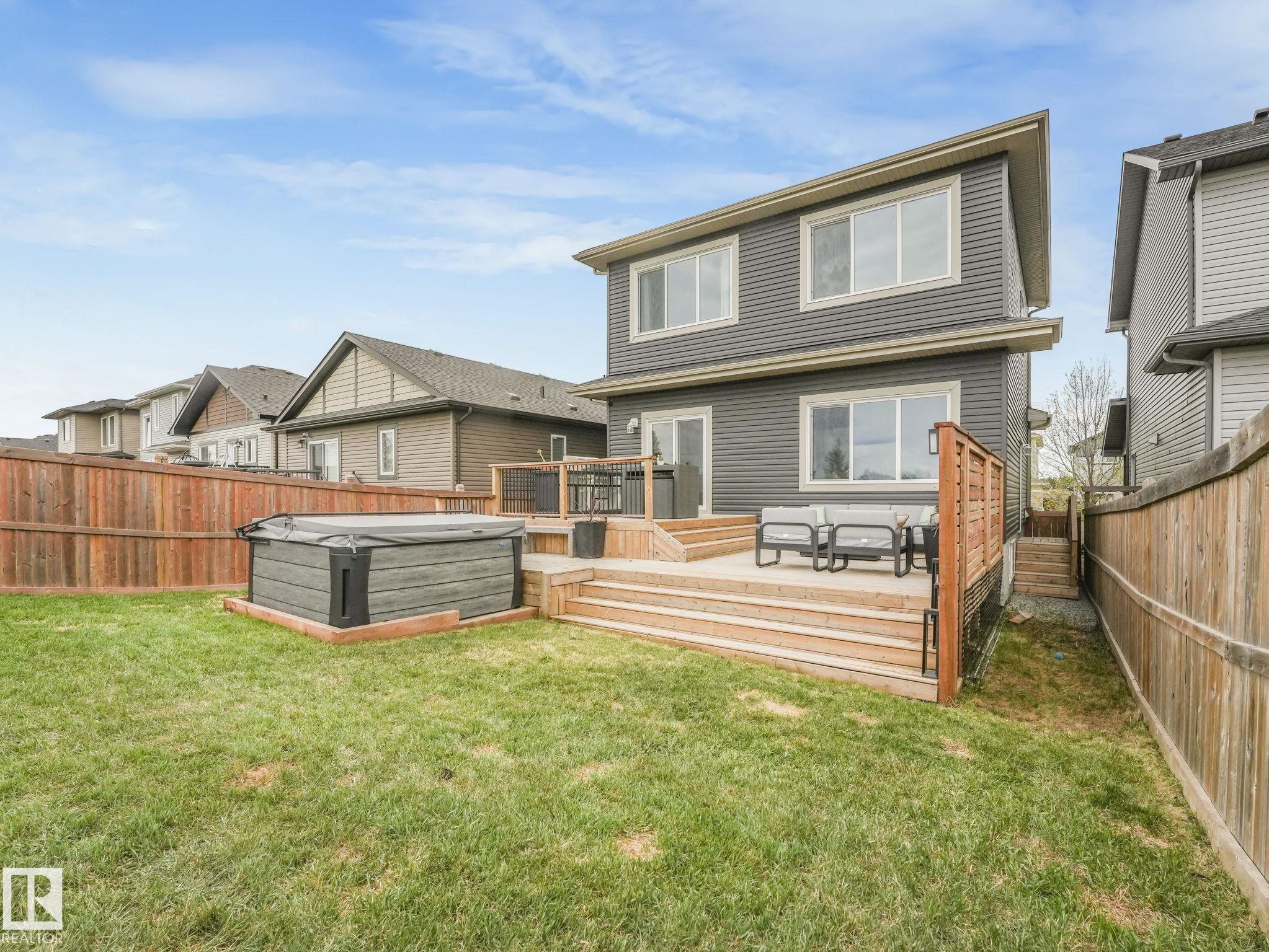 Photo 7 at 12 Sandalwood Place, Suntree, Leduc