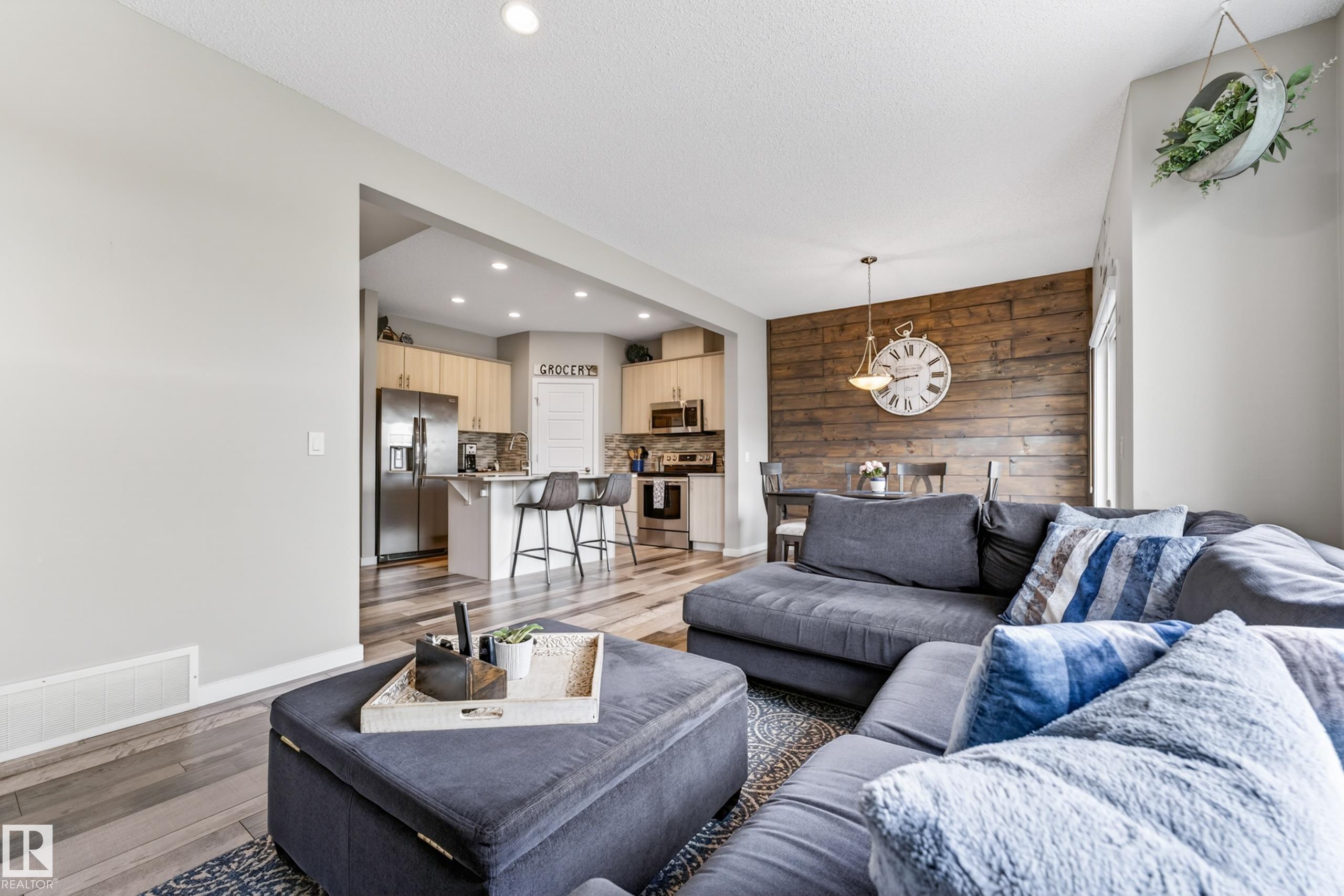 https://zimg.paragon.ice.com/ParagonImages/Property/PM/RAE/225401813/12/0/0/f9c03ef1e4b6b2b6322250df4cdd4300/1/b1343608a0bc0dd483e3696c8f5edf18/225401813-d592c887-425f-4984-8236-72d5a7e73352.JPG