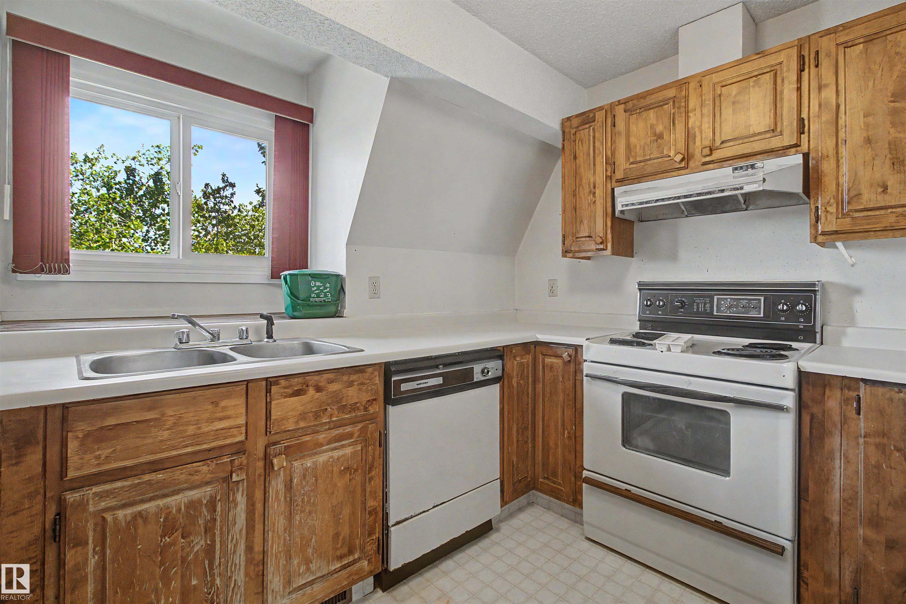 Picture for 5953 40 AV NW