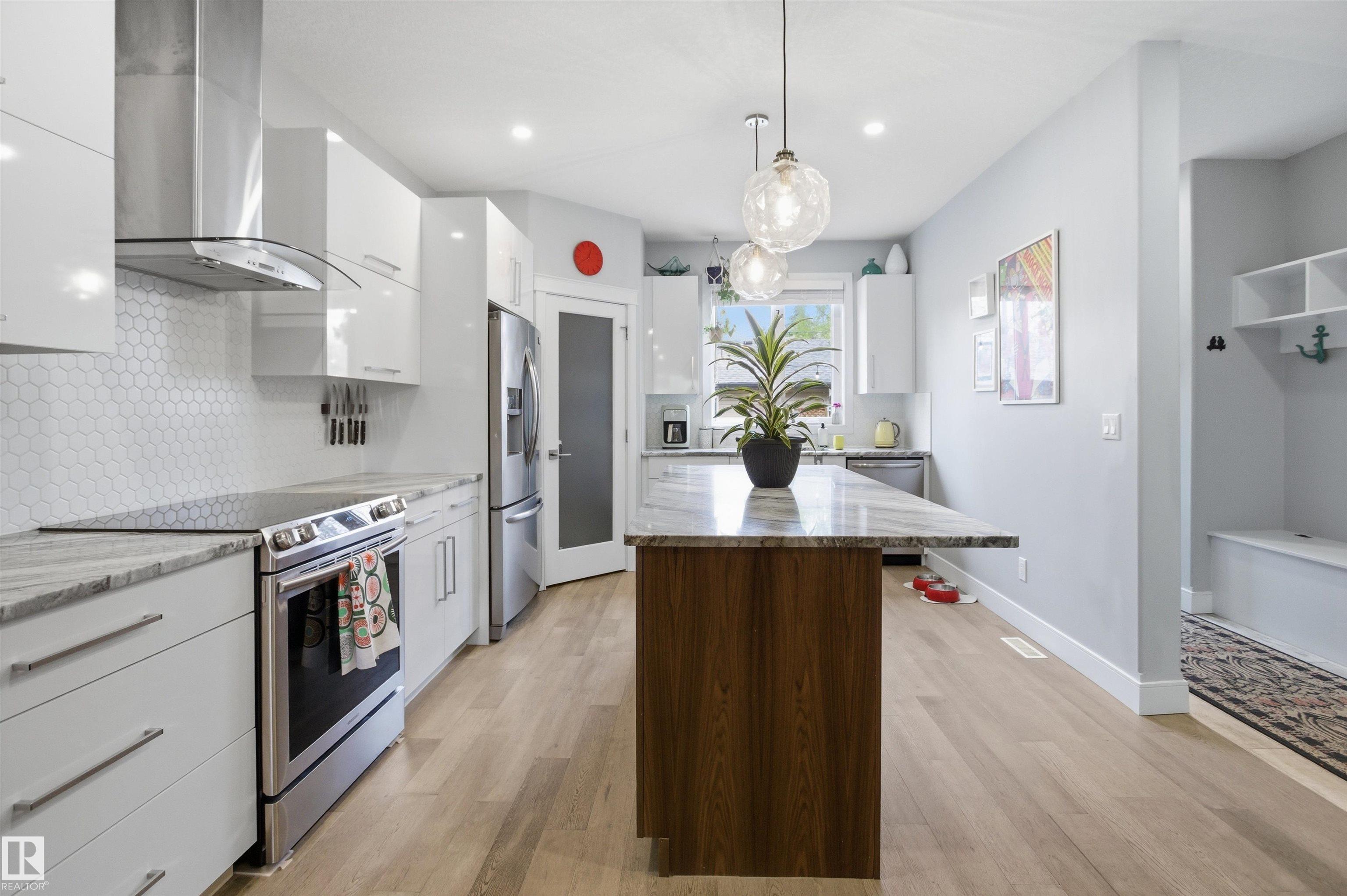 Photo 11 at 11639 128 Street NW, Inglewood, Edmonton