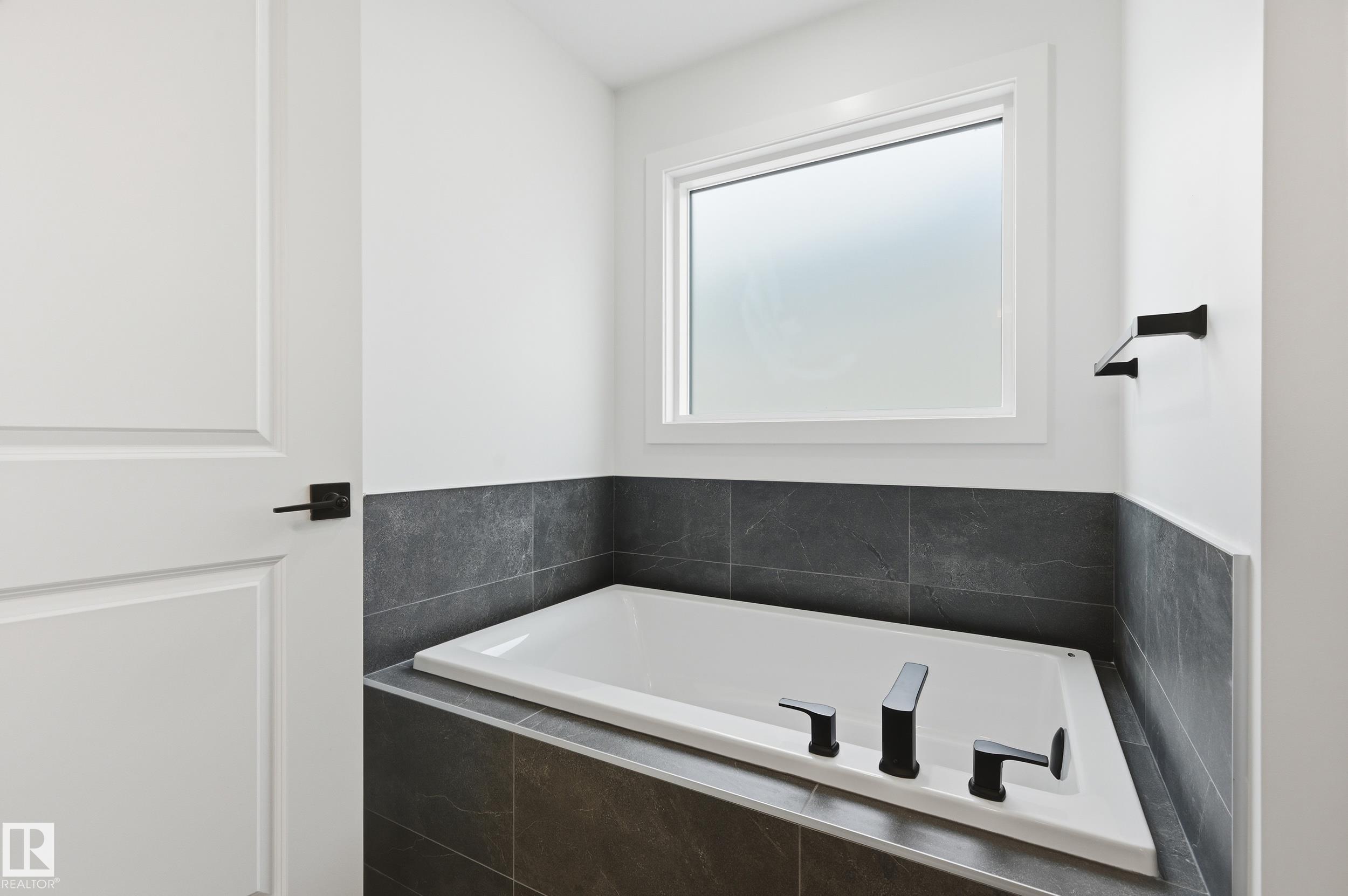 https://zimg.paragon.ice.com/ParagonImages/Property/PM/RAE/225401872/14/0/0/66ca809af42616765b8ec08ed9127772/1/efceefd27c4252af17ed33c7093192f0/225401872-9adeec0a-5ed0-4cc5-abec-9a9c9c1e62b3.JPG