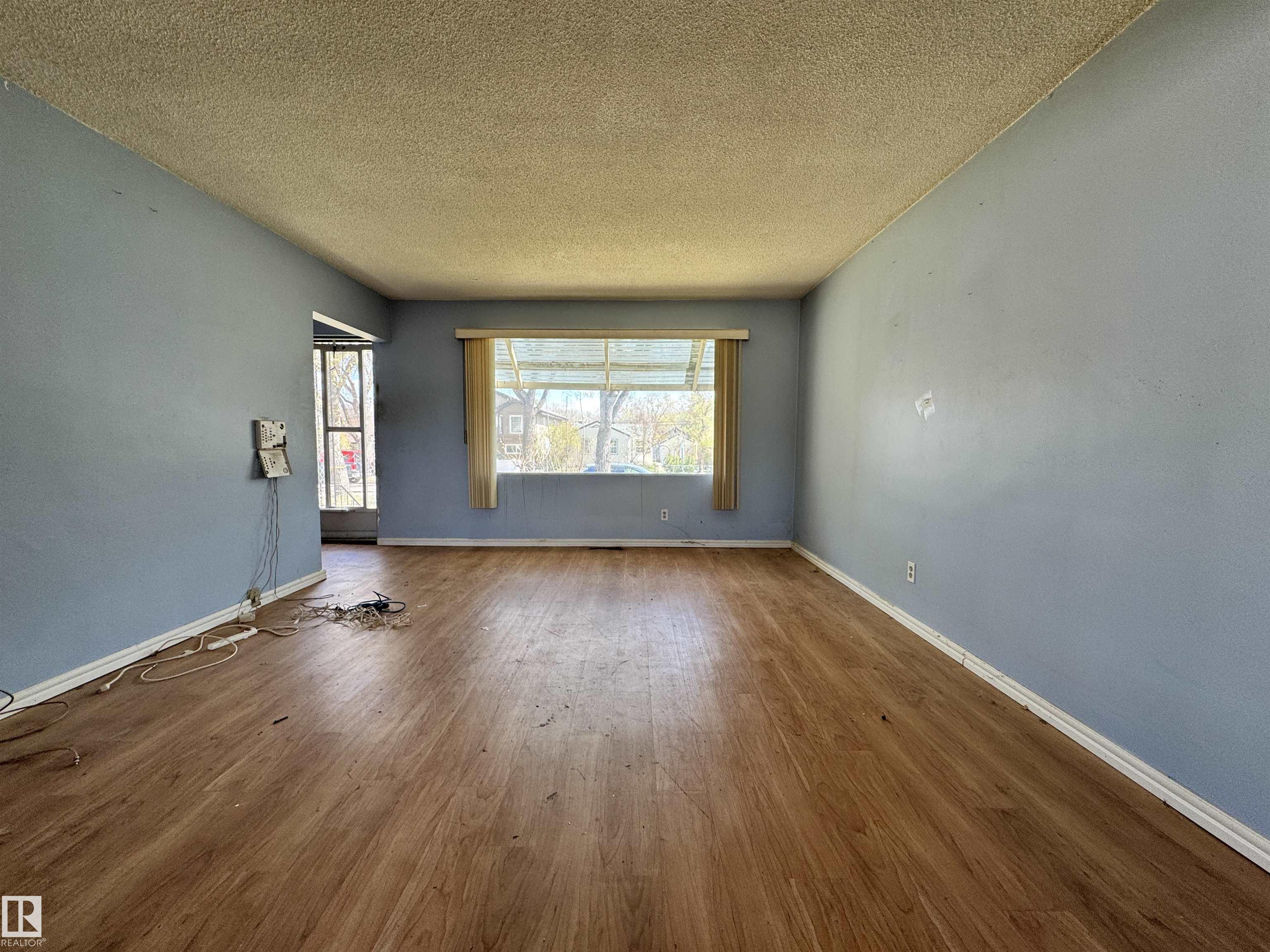 https://zimg.paragon.ice.com/ParagonImages/Property/PM/RAE/225401874/4/0/0/8fd6a58134a4dd4452e067878f91a1cd/1/a089b602a43b0d1f88c32297c44c93e5/225401874-b3ce819e-582e-4491-af1e-c78e5247c963.JPG