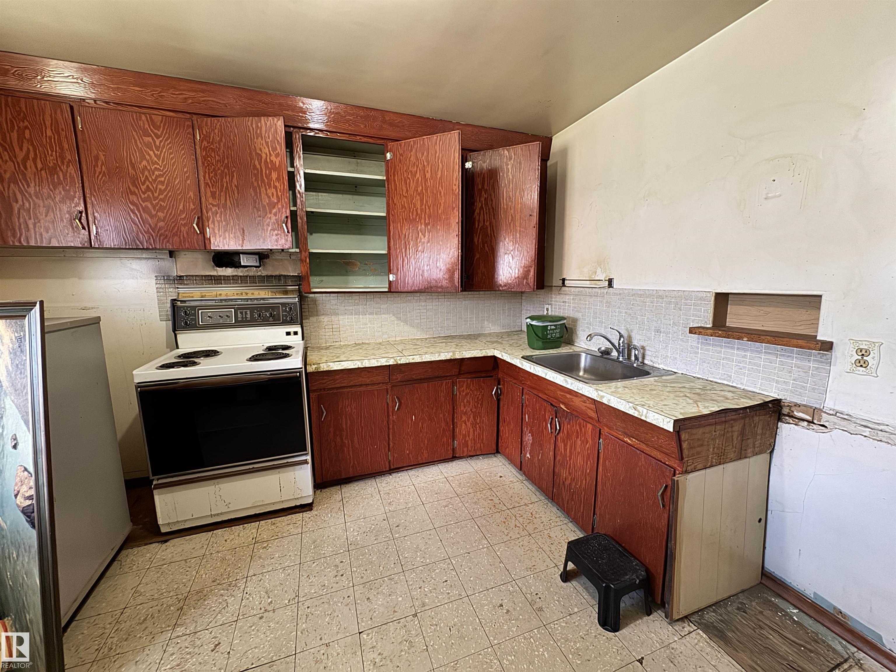 https://zimg.paragon.ice.com/ParagonImages/Property/PM/RAE/225401874/5/0/0/66b98da511e3cc7a7836c557d3bde268/1/a089b602a43b0d1f88c32297c44c93e5/225401874-ccb8a269-8088-42c4-b522-445984e5e009.JPG
