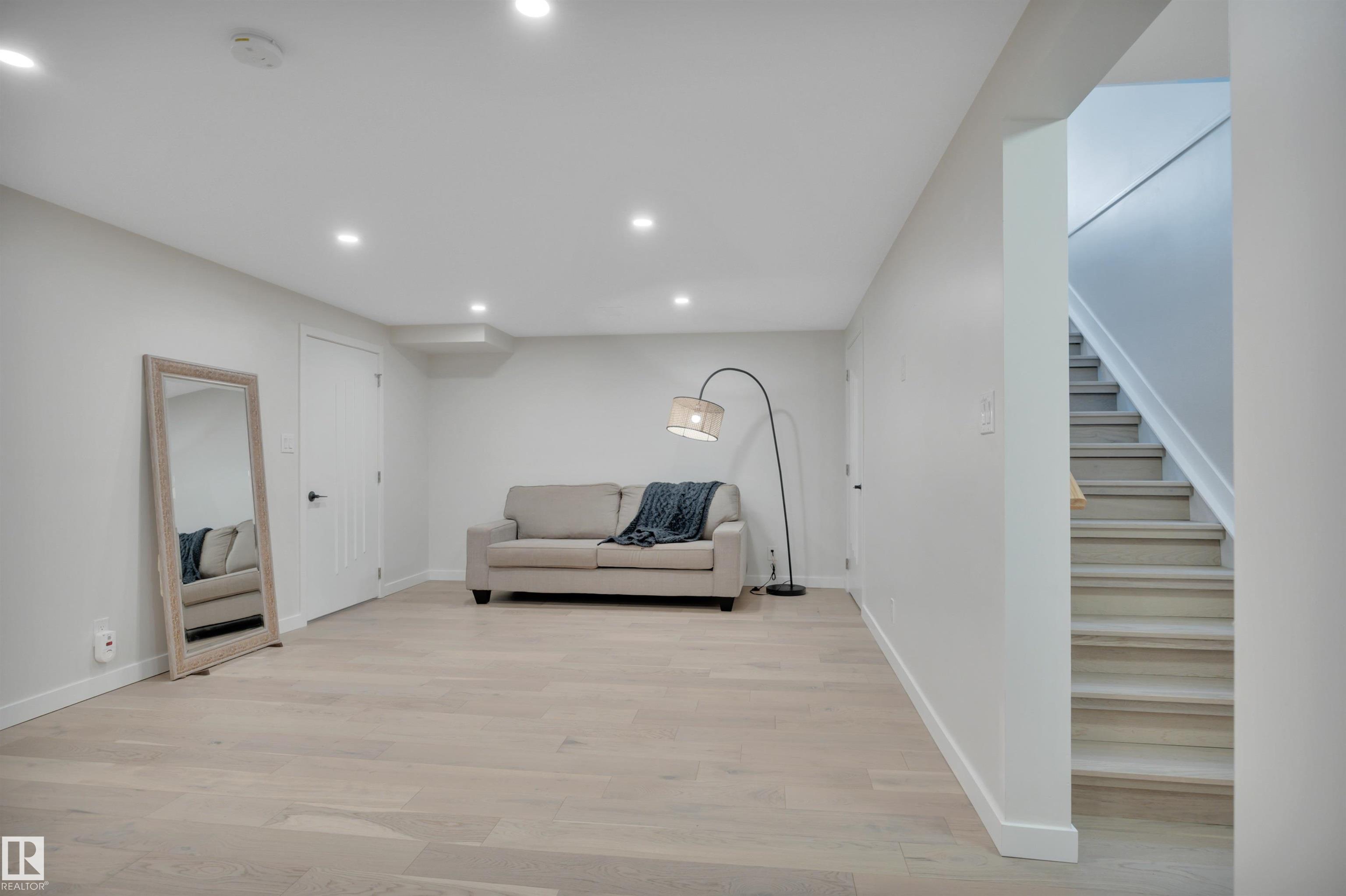 https://zimg.paragon.ice.com/ParagonImages/Property/PM/RAE/225401876/32/0/0/28a07b18ddee6fe5cf8a66dcac6914dd/1/70bfd4d1eb10af9830fcf37147a57e71/225401876-9b872e1a-1d22-414e-85db-fb3fb80d7001.JPG