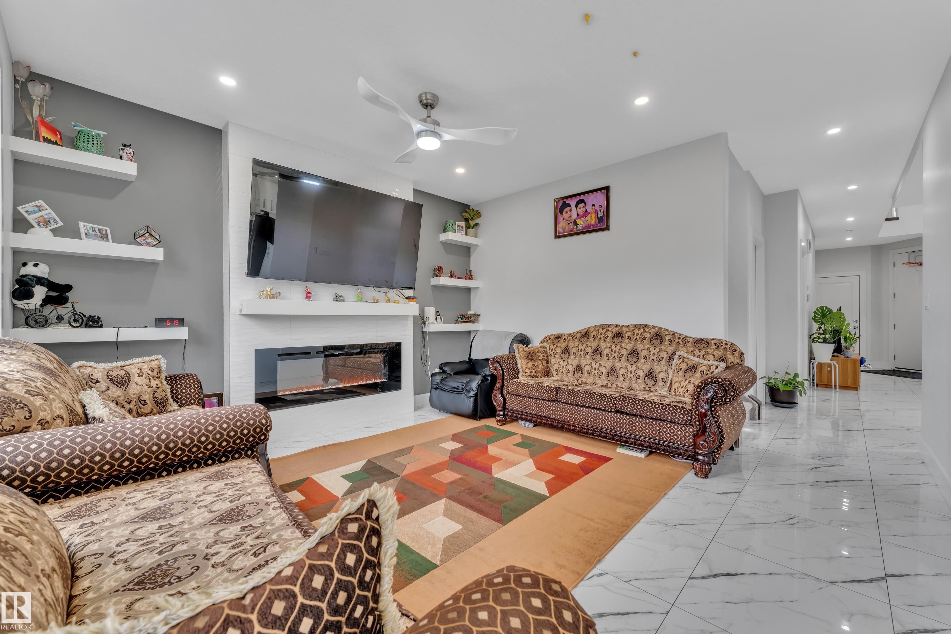 https://zimg.paragon.ice.com/ParagonImages/Property/PM/RAE/225401879/14/0/0/86d1c6b5b27e67f114c84cbd9afdfad1/1/469d21dbf116e4d9f23b4392344bd8dc/225401879-b06af679-68bd-4393-9014-50b4a07b4b81.JPG