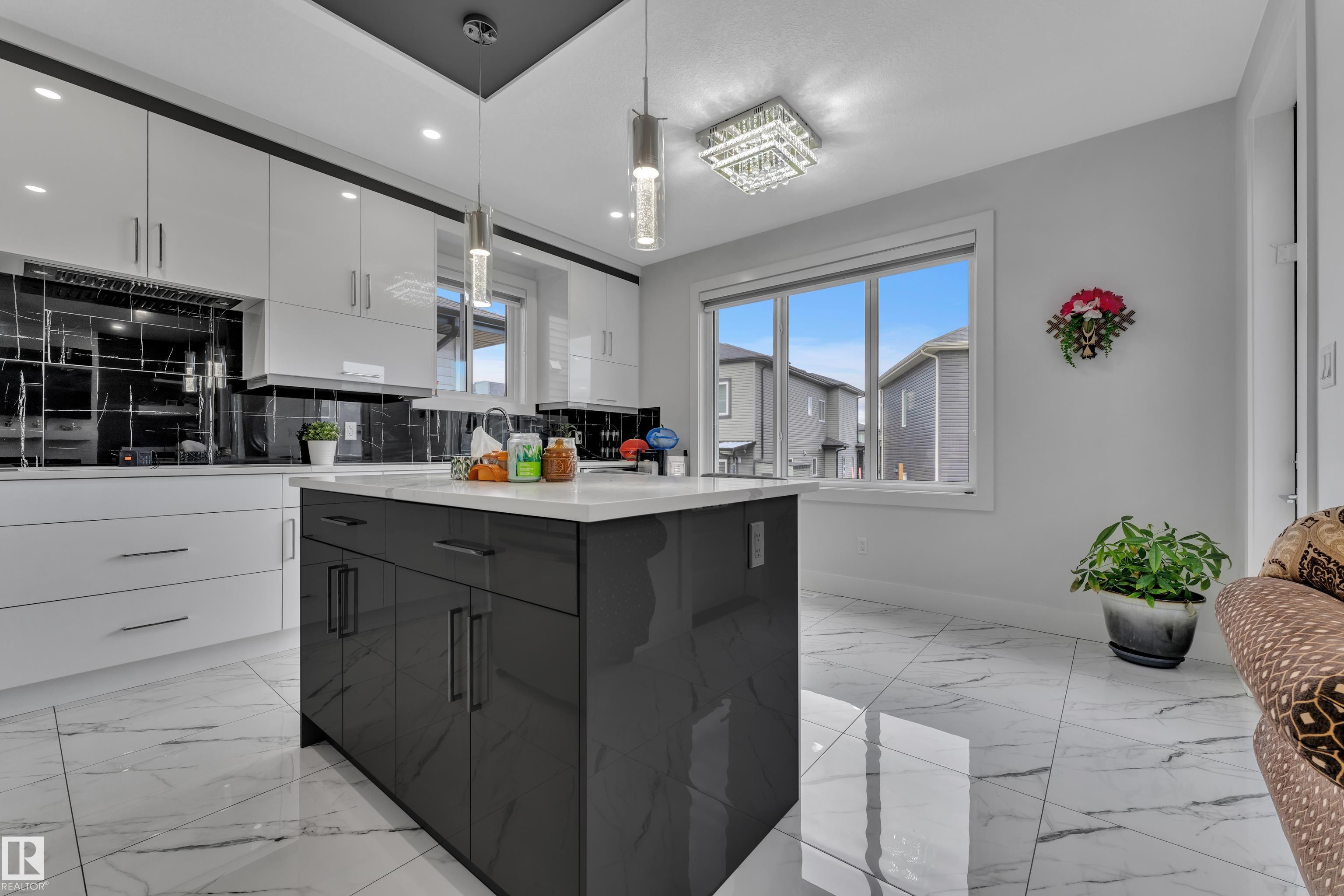 https://zimg.paragon.ice.com/ParagonImages/Property/PM/RAE/225401879/16/0/0/35b171e144cc344e7fccf6a5daac851e/1/469d21dbf116e4d9f23b4392344bd8dc/225401879-bb4c8cf0-1968-4073-b1d7-cb8df8cd3b34.JPG