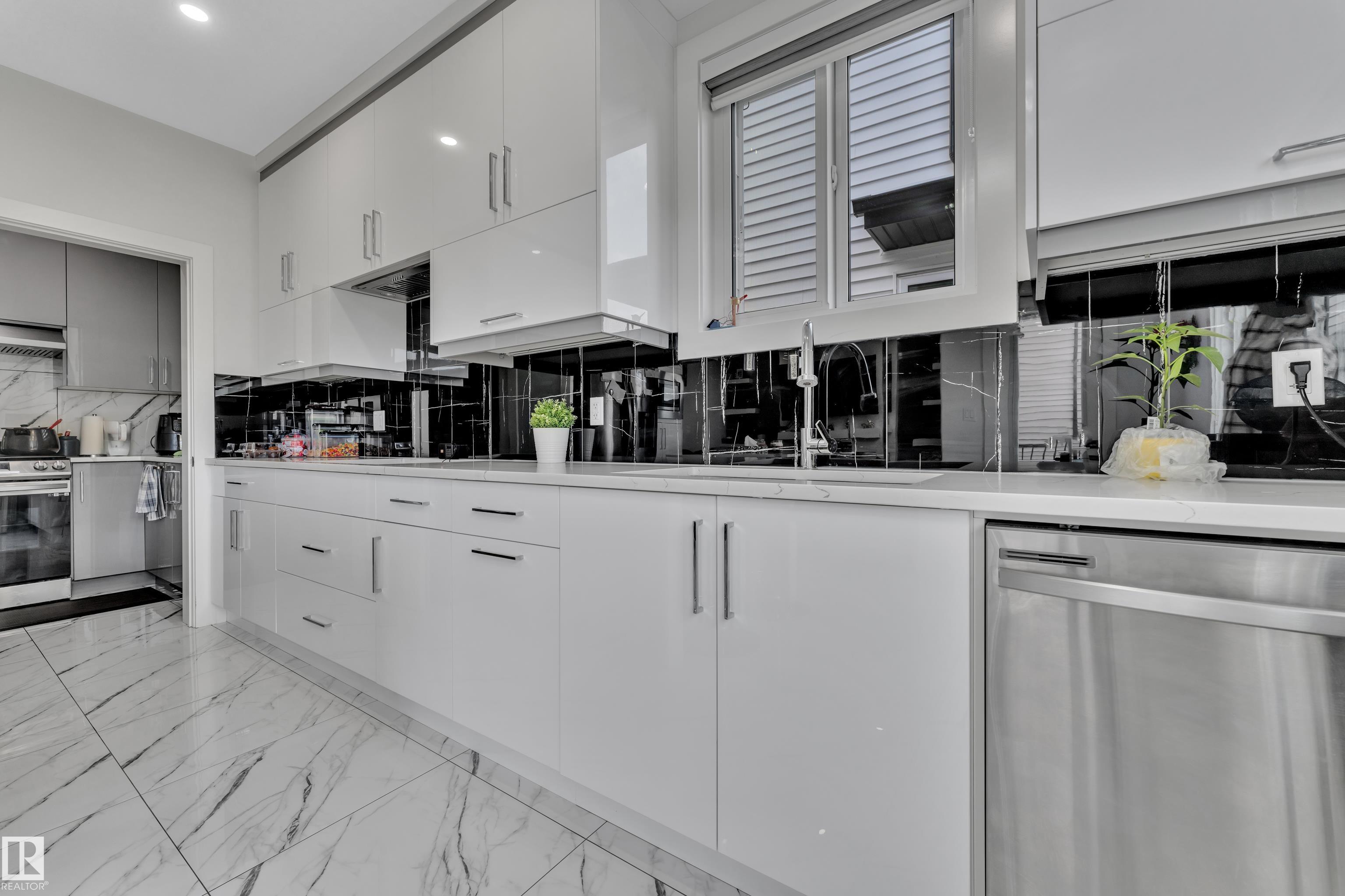 https://zimg.paragon.ice.com/ParagonImages/Property/PM/RAE/225401879/17/0/0/70d474bff01446e9184eecc83d70ae5a/1/469d21dbf116e4d9f23b4392344bd8dc/225401879-f363a071-bcd3-4428-9d20-0dc8b1fe7a63.JPG