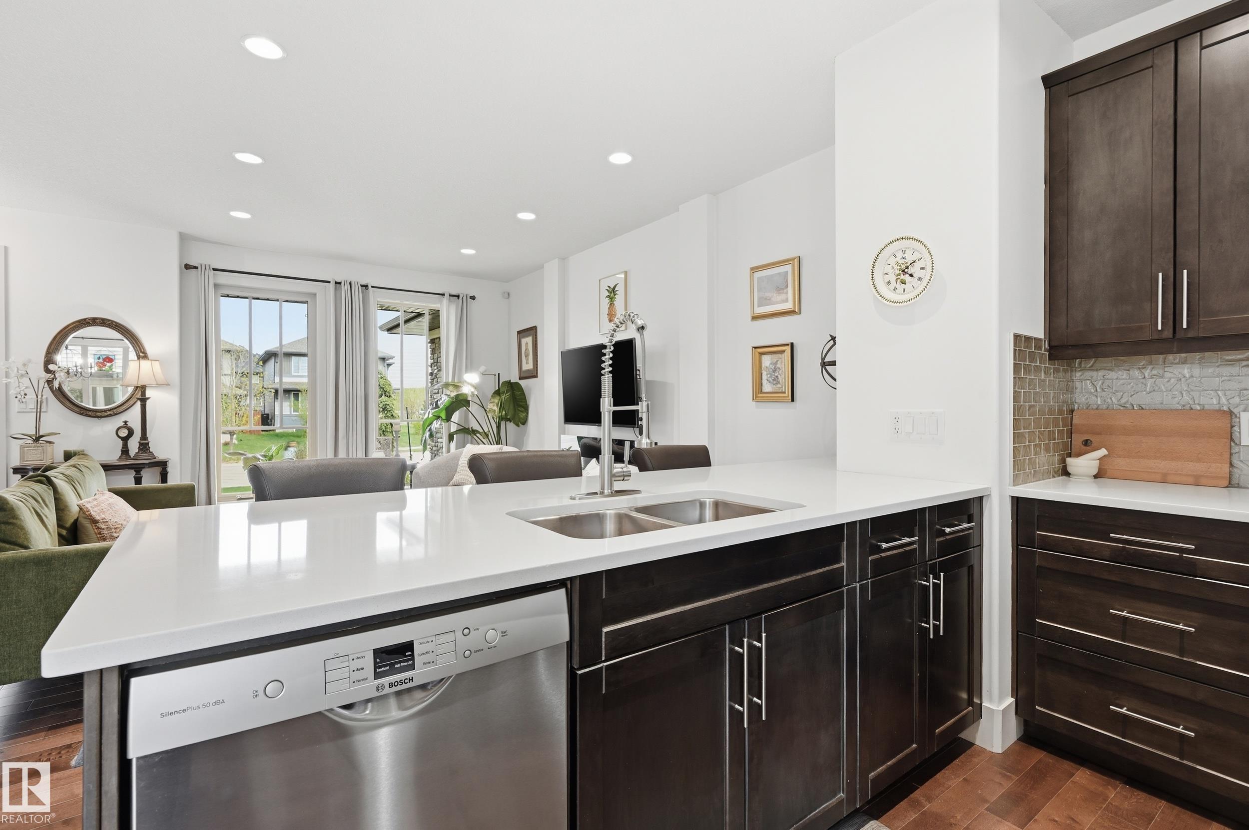 https://zimg.paragon.ice.com/ParagonImages/Property/PM/RAE/225401882/8/0/0/b26db48244915f8e83c8fad0dec7a50c/1/8b39e587e800b46681e65333d8292bb1/225401882-dc30c3b9-30e8-4f9b-a7c7-2f7a178c7eb3.JPG