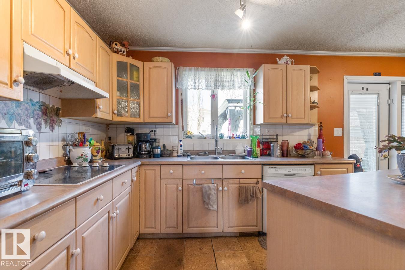 Photo 8 at 950 Jim Common Drive, Charlton Heights, Sherwood Park