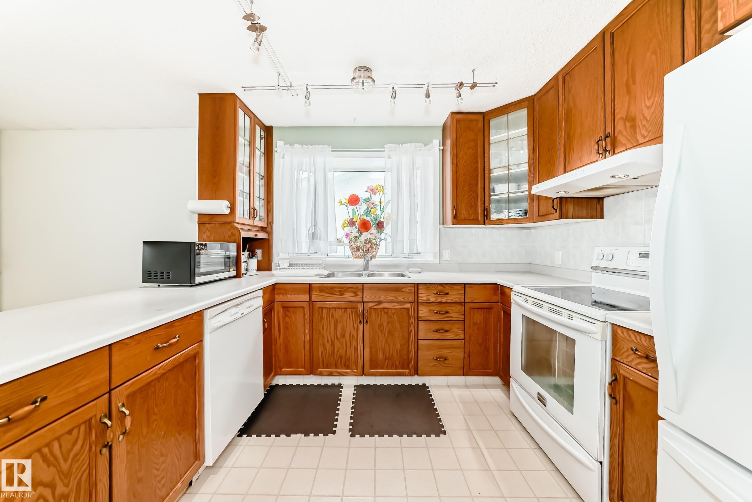 https://zimg.paragon.ice.com/ParagonImages/Property/PM/RAE/225401900/14/0/0/58289b6df3c6f5cd658bce3b4268b419/1/88fa462300e31bf348c0306229dfd471/225401900-d5f7ddcc-4de1-4717-9aee-495ada84d44e.JPG