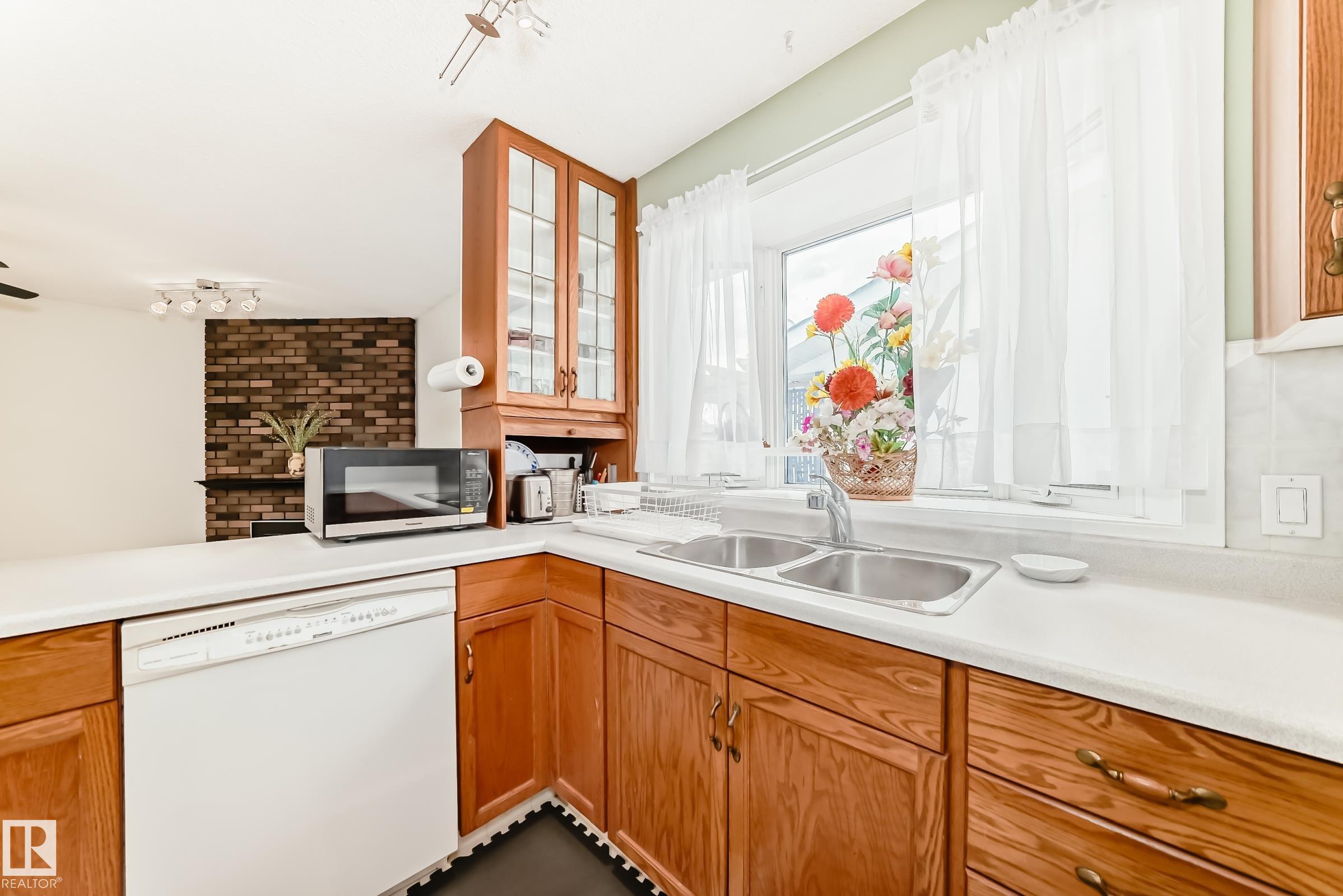 https://zimg.paragon.ice.com/ParagonImages/Property/PM/RAE/225401900/15/0/0/1fef5693567362e3696b151a42670c2e/1/88fa462300e31bf348c0306229dfd471/225401900-e90378aa-6a65-4893-9dca-83f42fd81801.JPG