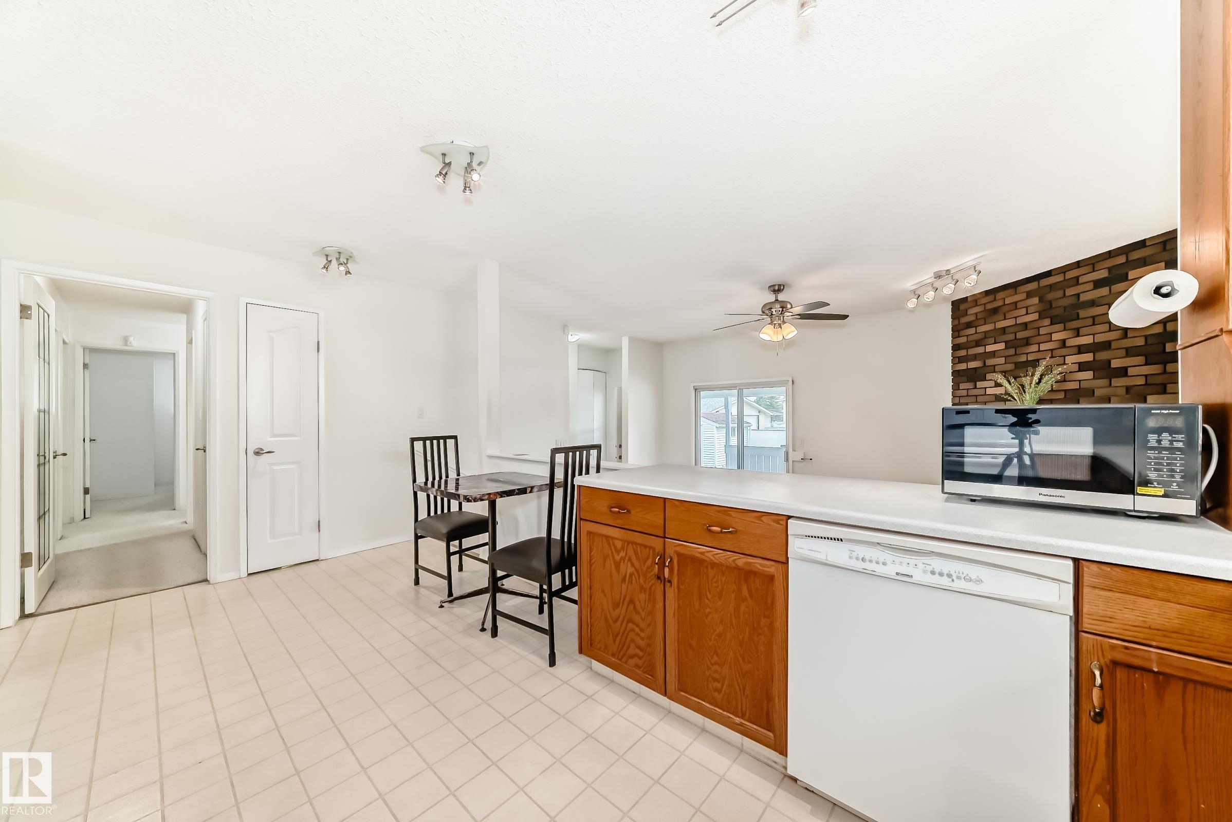 https://zimg.paragon.ice.com/ParagonImages/Property/PM/RAE/225401900/16/0/0/58a19b10d2492a2c127098a9596f337a/1/88fa462300e31bf348c0306229dfd471/225401900-c928db54-ae06-4e4e-86d0-f769427d71ef.JPG