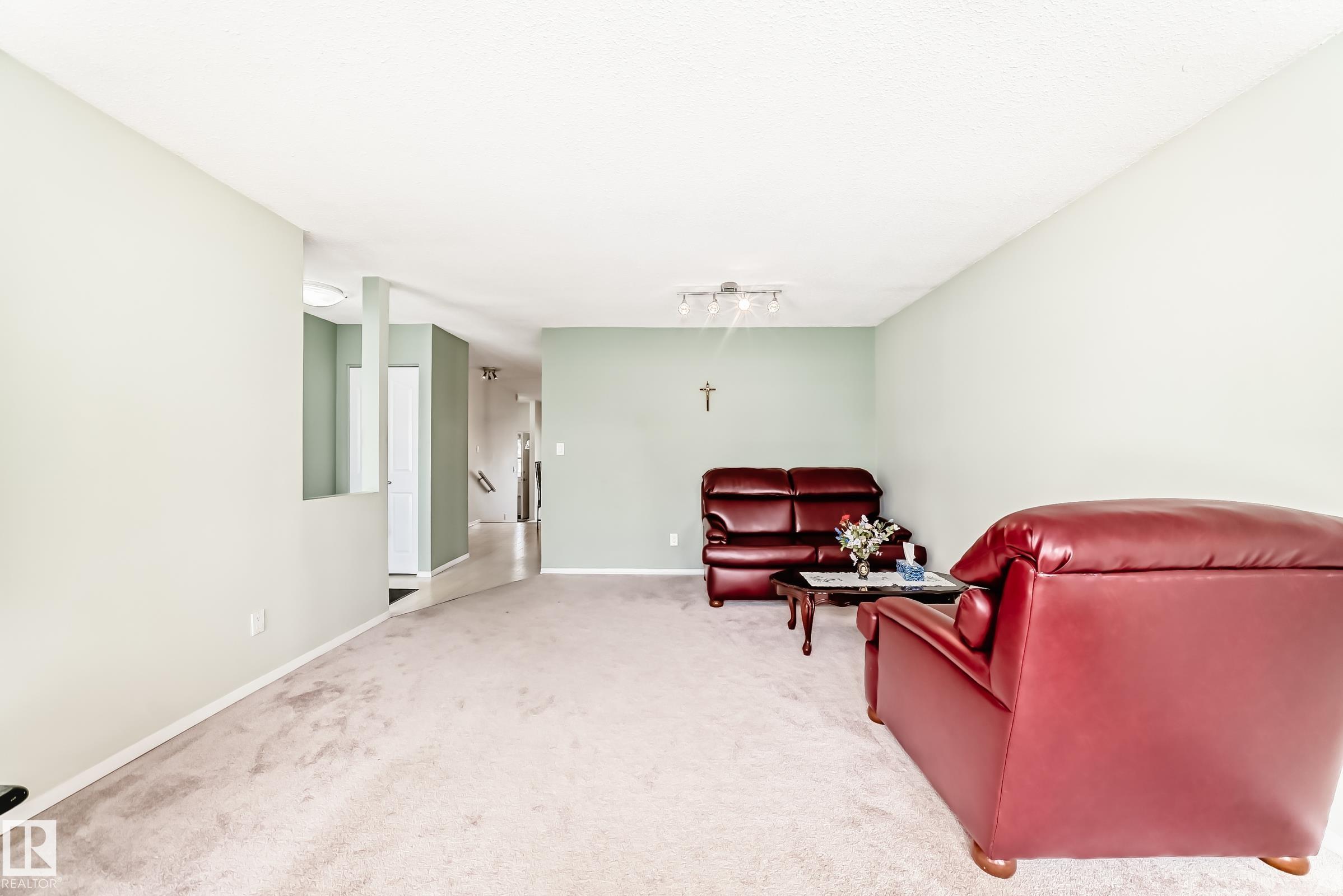 https://zimg.paragon.ice.com/ParagonImages/Property/PM/RAE/225401900/7/0/0/40e0422718f9bd6e52a57706e9f0bba2/1/88fa462300e31bf348c0306229dfd471/225401900-64e65655-decc-4945-b018-2e243dfd862d.JPG