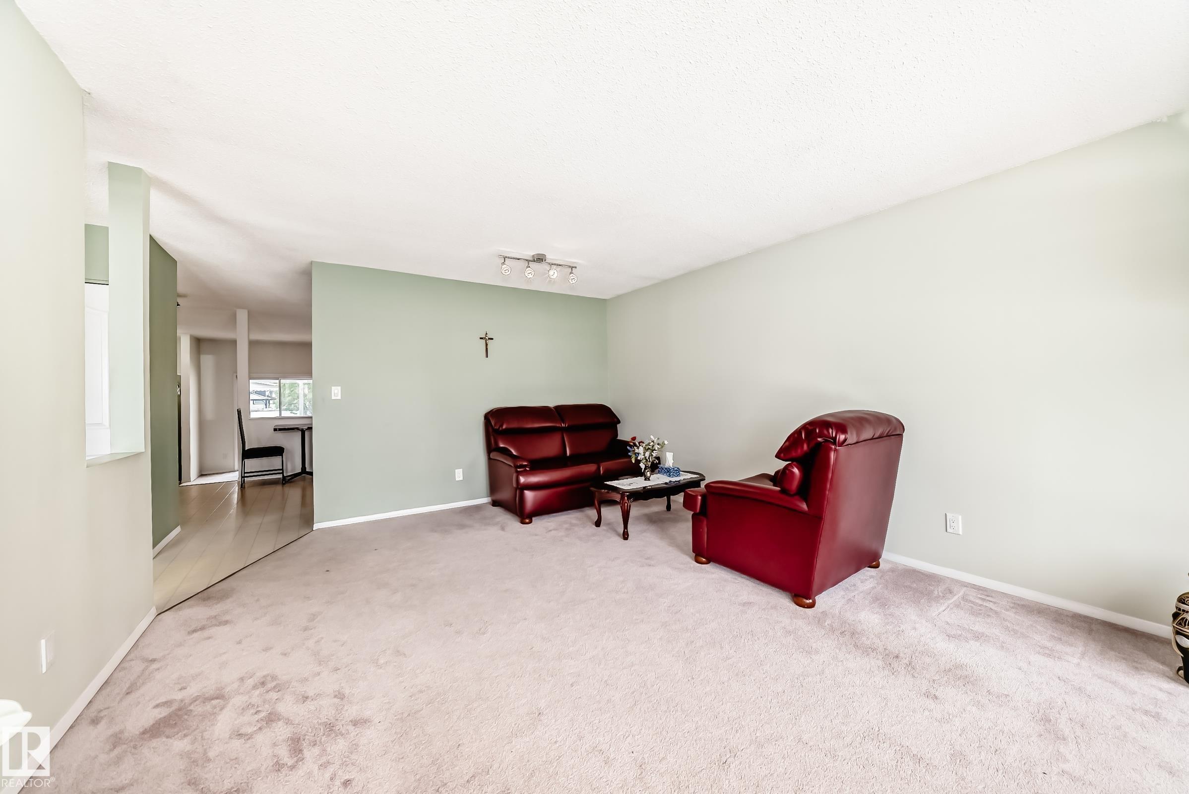 https://zimg.paragon.ice.com/ParagonImages/Property/PM/RAE/225401900/8/0/0/fad3d4bda799f627e1e8acca09cdc673/1/88fa462300e31bf348c0306229dfd471/225401900-89e71bb9-2d4d-47d3-82b0-2e2affbb1bc2.JPG