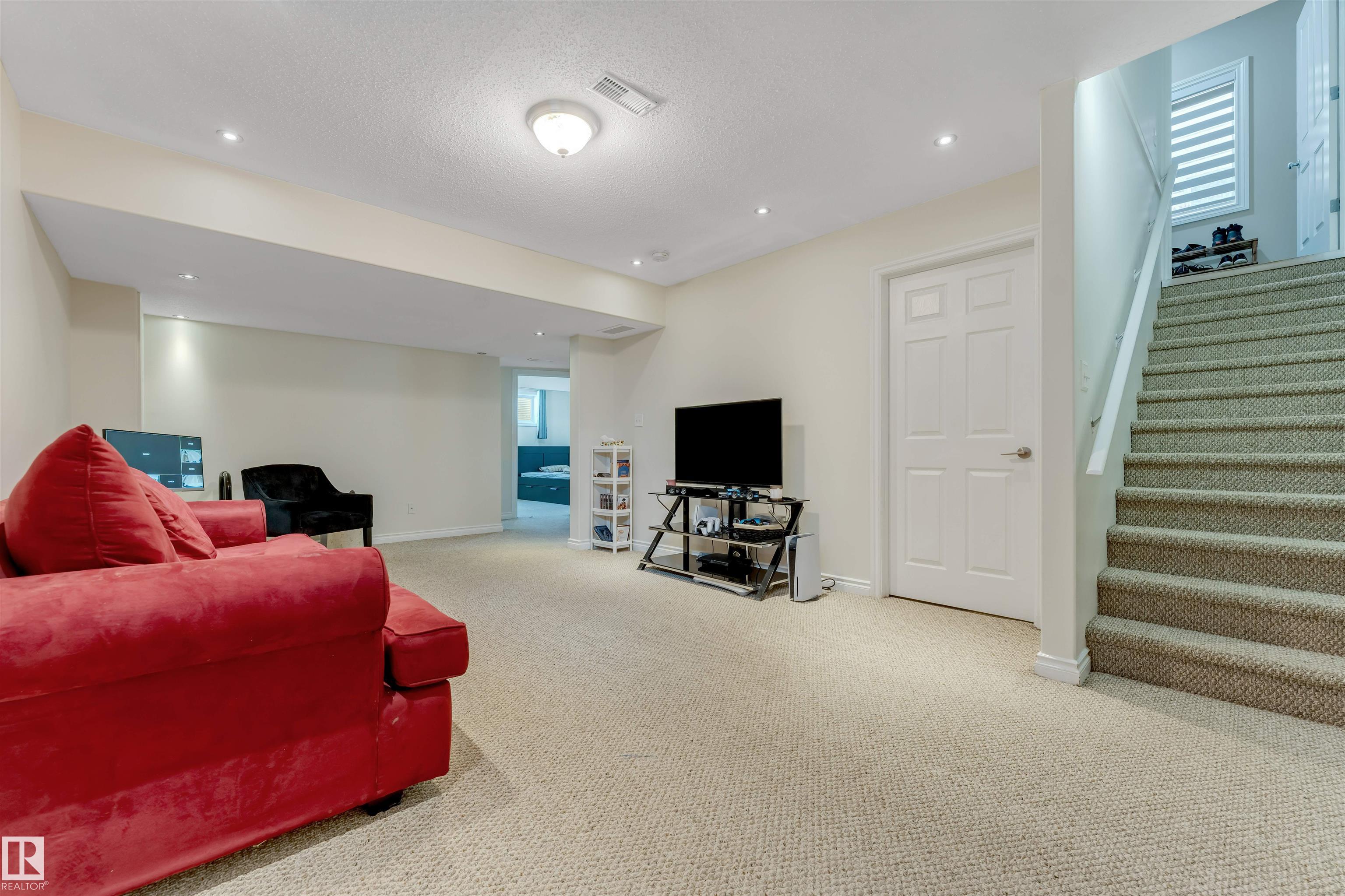 https://zimg.paragon.ice.com/ParagonImages/Property/PM/RAE/225401905/29/0/0/59e42c18a75e594672044d2ea35124e8/1/9a199653cdaacc901890d71379c855c0/225401905-cb1dd867-8053-499e-a3df-7e7de81c0fd6.JPG