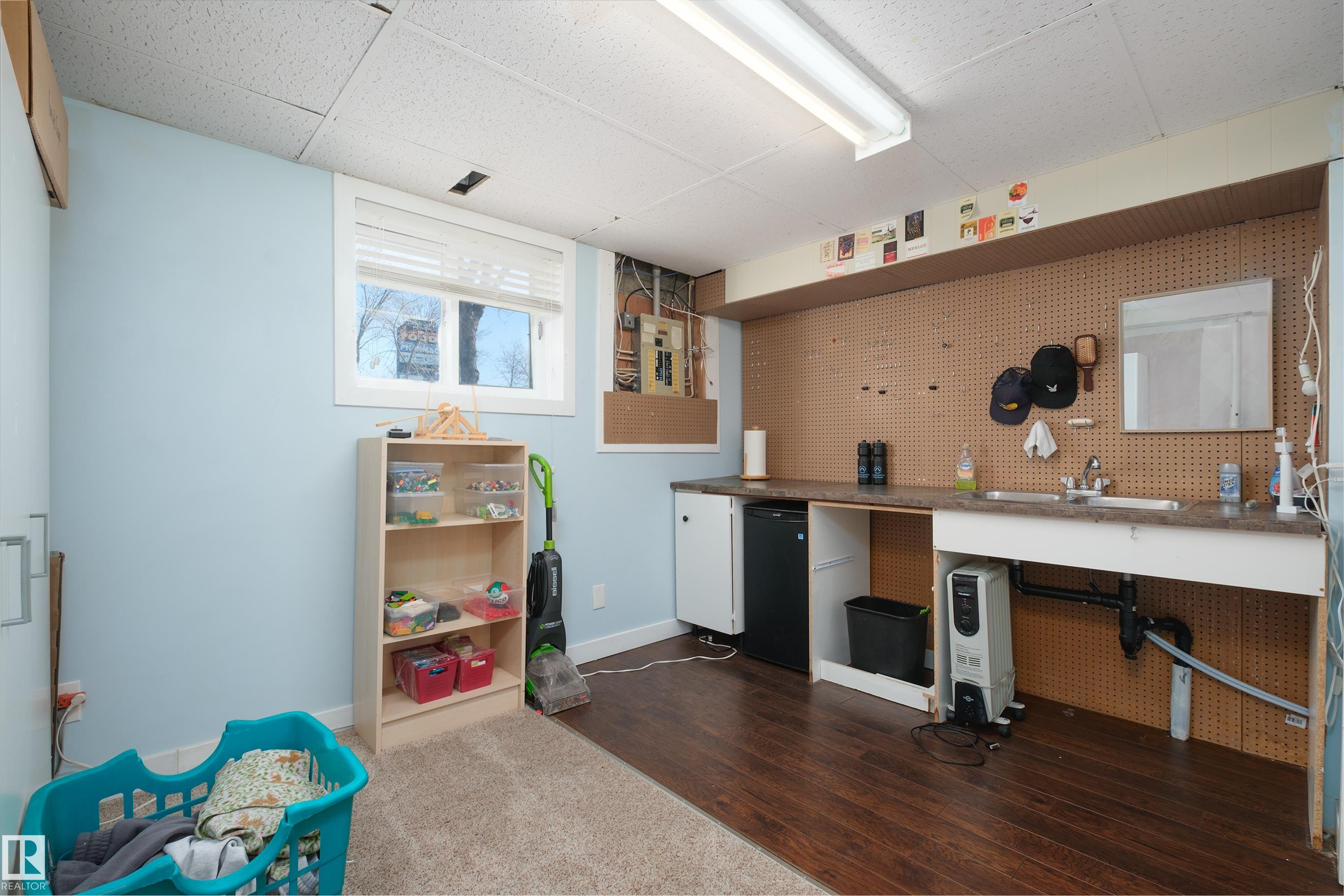 https://zimg.paragon.ice.com/ParagonImages/Property/PM/RAE/225401906/26/0/0/4c761da6a588a6adcc66eaad4b16a821/1/d95a7afcb1dbd3beaebc1b3b3875c0f2/225401906-BAF2FBD3-E9F2-498A-8177-909844483FBA.JPG