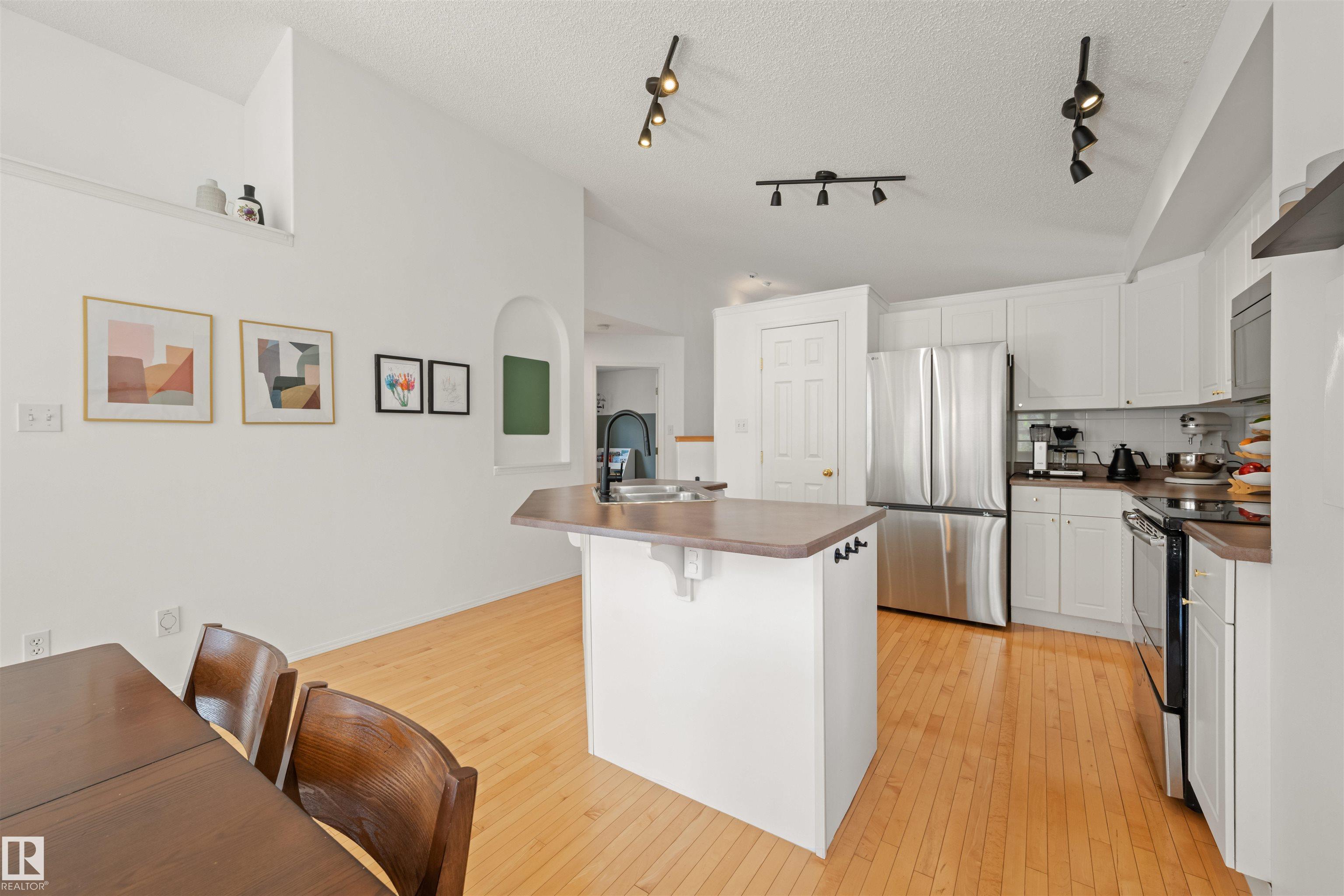 https://zimg.paragon.ice.com/ParagonImages/Property/PM/RAE/225401926/7/0/0/1bdd06006e597f99440a682b5fcc60ac/1/f83aeb145a1b15eb425871928fc0aaf4/225401926-c097d262-373b-4734-bb91-5f80a6c6c67f.JPG