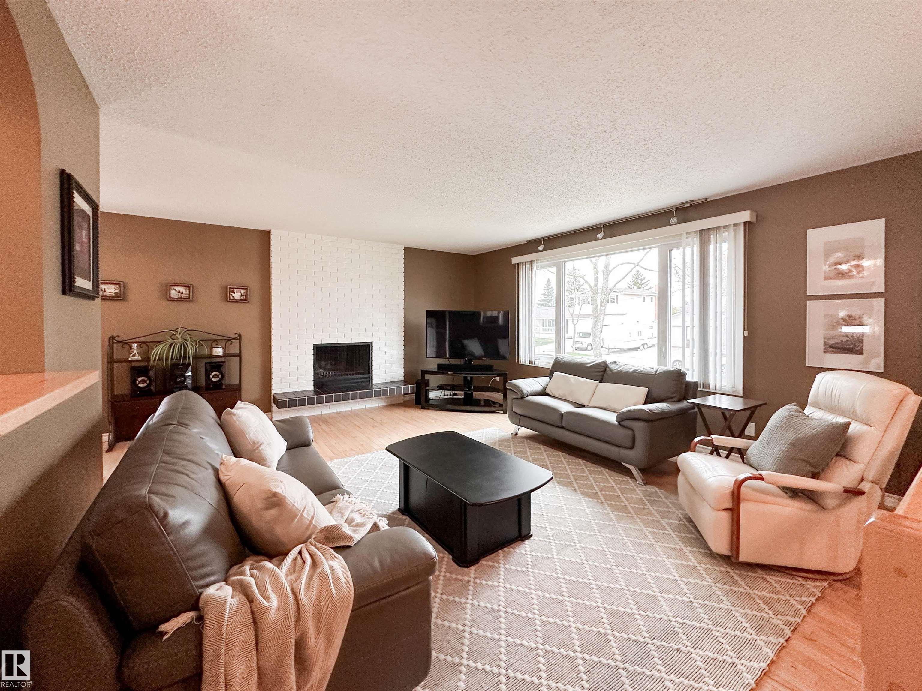 53 Alpine Boulevard, Akinsdale, St. Albert