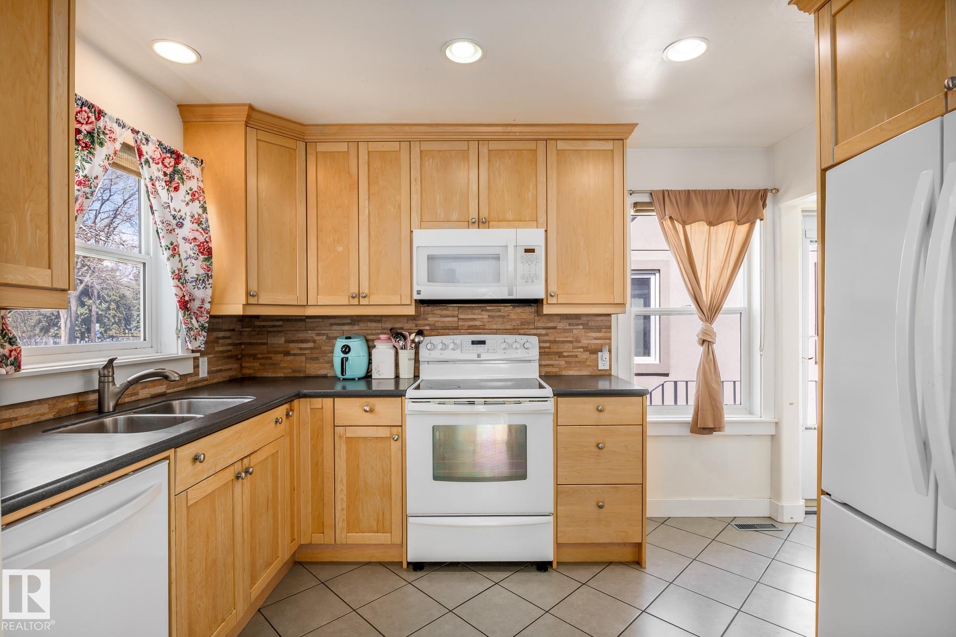 https://zimg.paragon.ice.com/ParagonImages/Property/PM/RAE/225401943/12/0/0/e085ef9bed2000f2e4a0870debb2cd1f/1/0baaed4f41c937ea9c82deb98ebb8f43/225401943-c2acdfc7-a575-4465-9736-d1ee429eff28.JPG