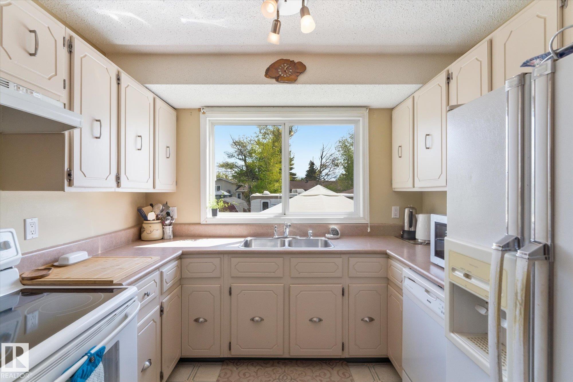https://zimg.paragon.ice.com/ParagonImages/Property/PM/RAE/225401973/15/0/0/05b0e33e01a16c4102d74e72af8c0628/1/3313ff847cd7c597c59911b63d522290/225401973-2560eeaf-cf5c-45c8-96ca-893ae6efcdc7.JPG