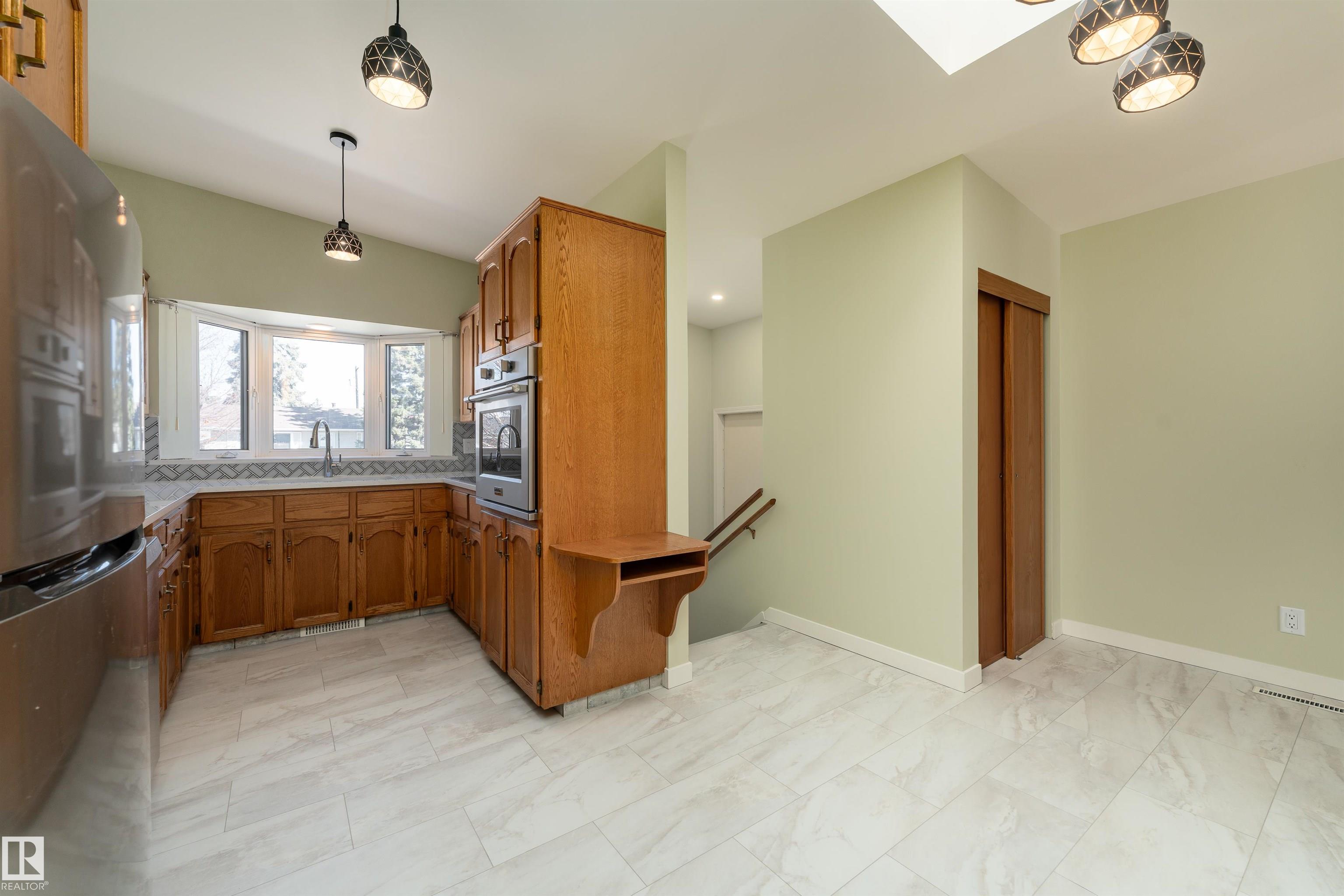 Photo 11 at 9523 134 Avenue NW, Glengarry, Edmonton