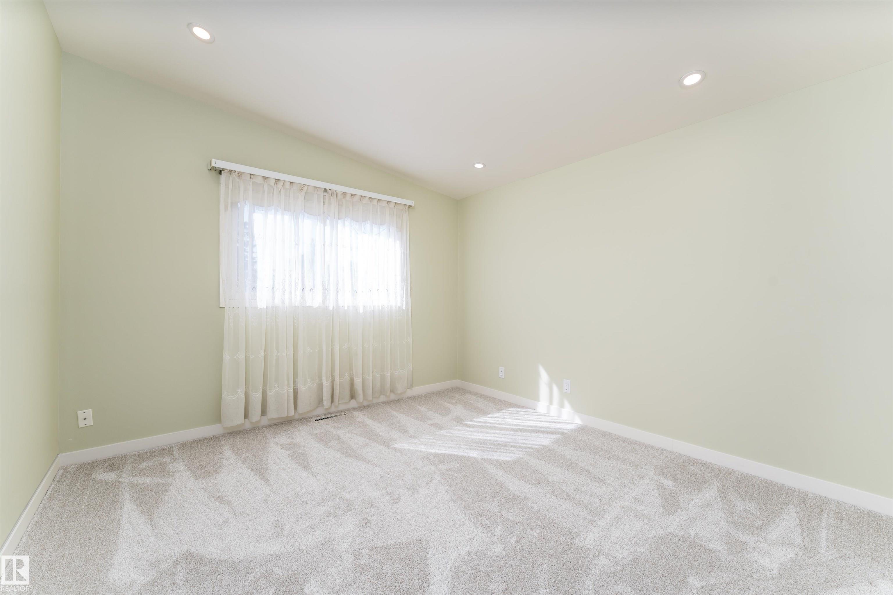 Photo 22 at 9523 134 Avenue NW, Glengarry, Edmonton
