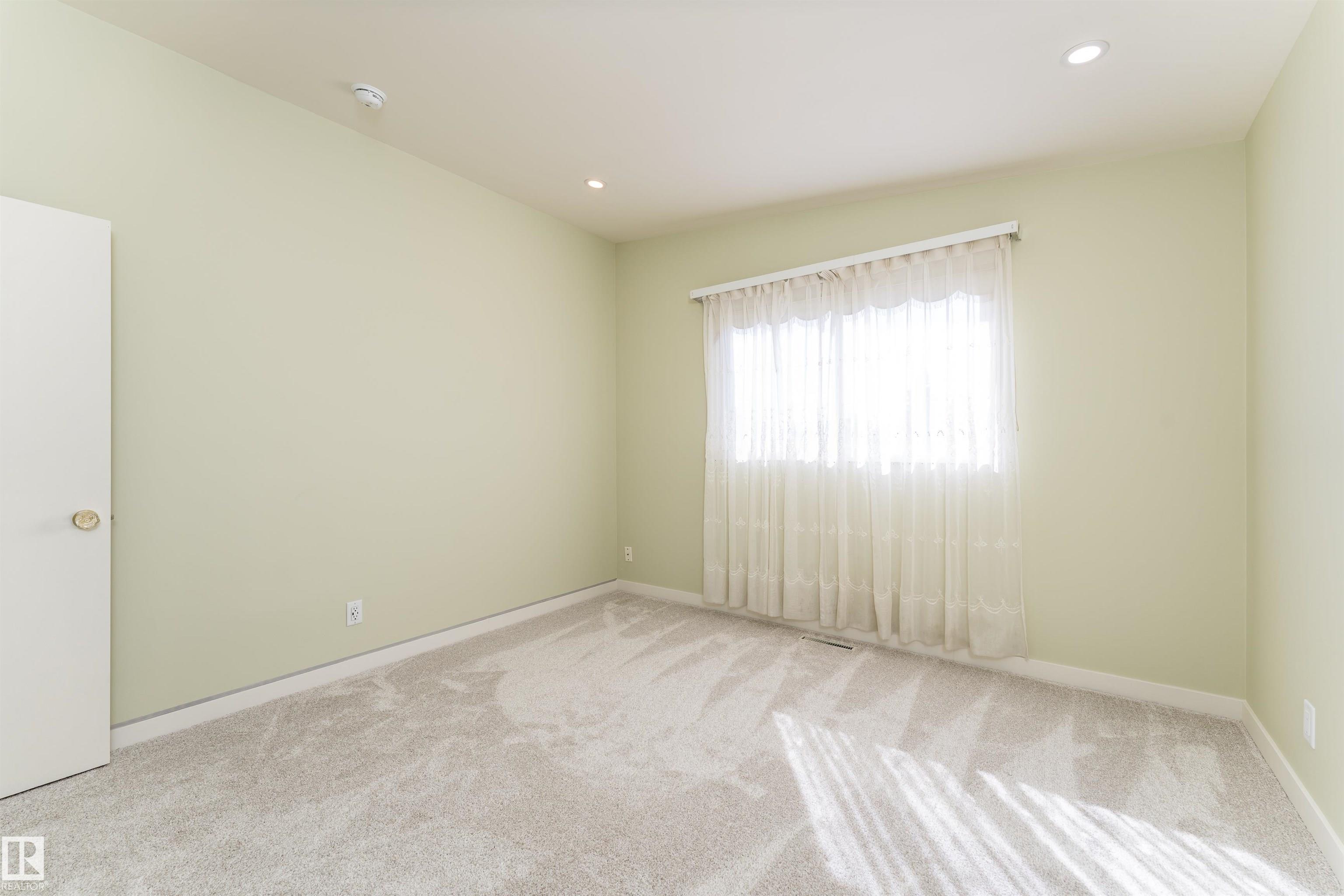 Photo 23 at 9523 134 Avenue NW, Glengarry, Edmonton