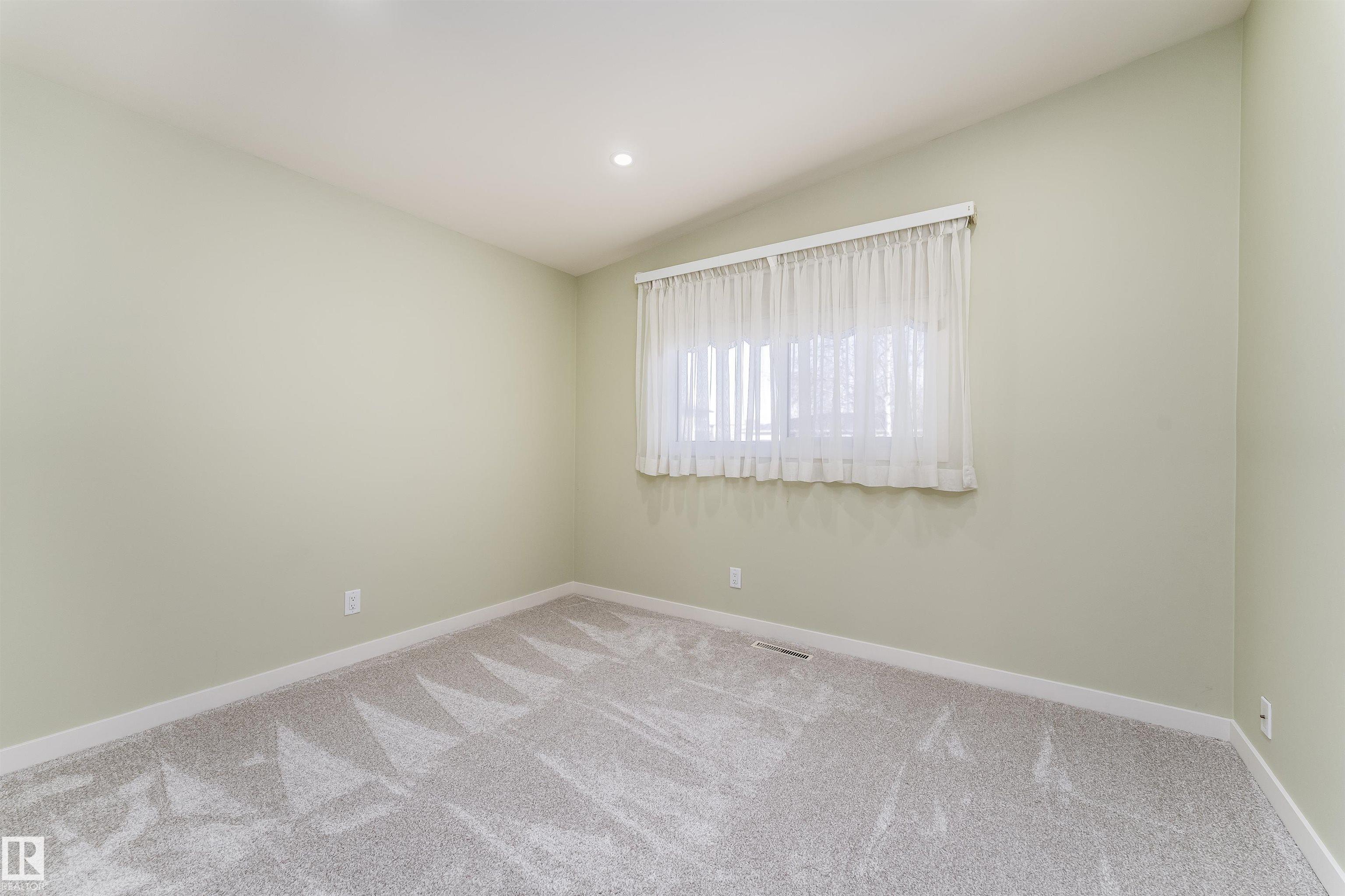Photo 25 at 9523 134 Avenue NW, Glengarry, Edmonton