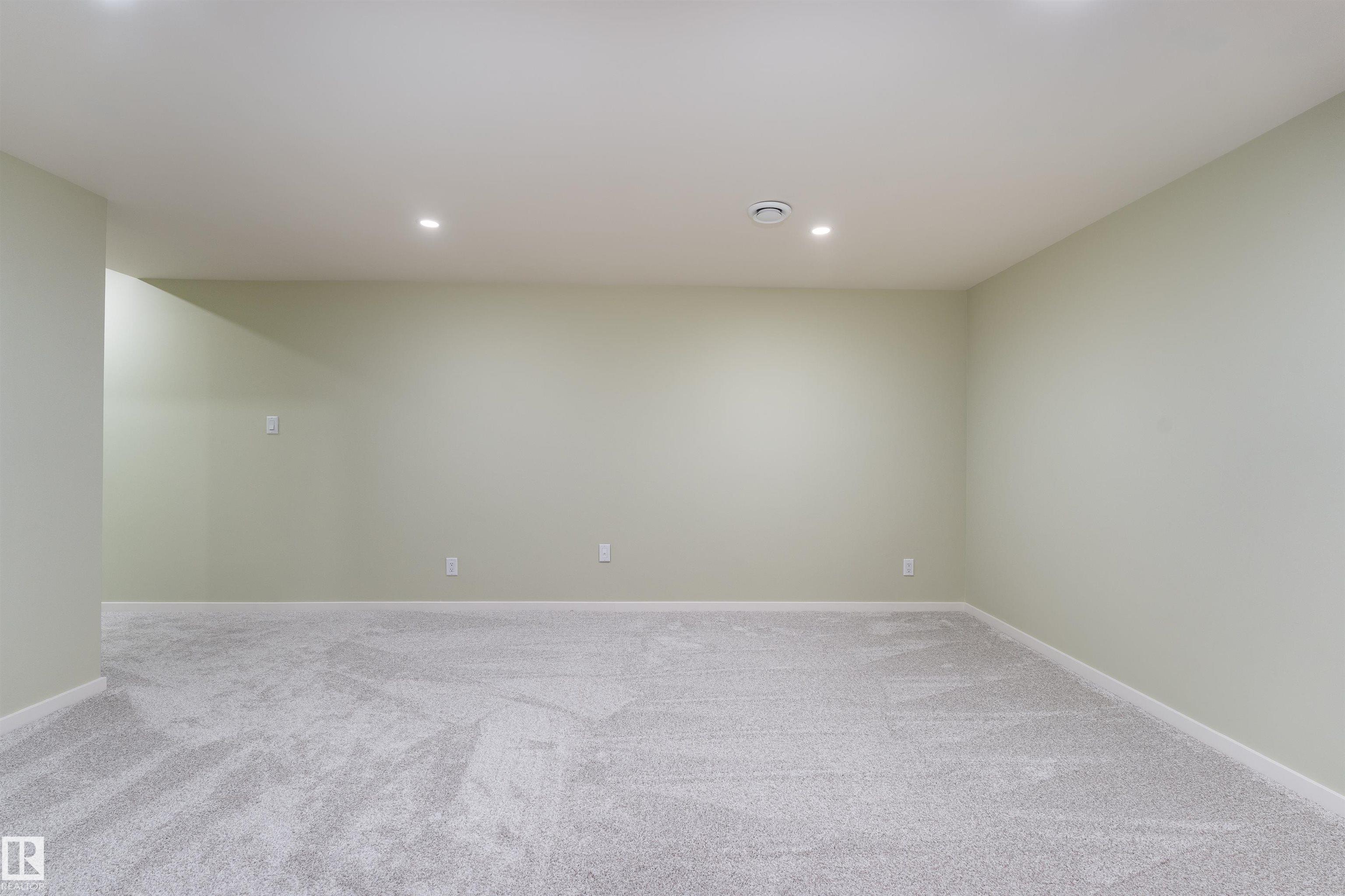 Photo 36 at 9523 134 Avenue NW, Glengarry, Edmonton