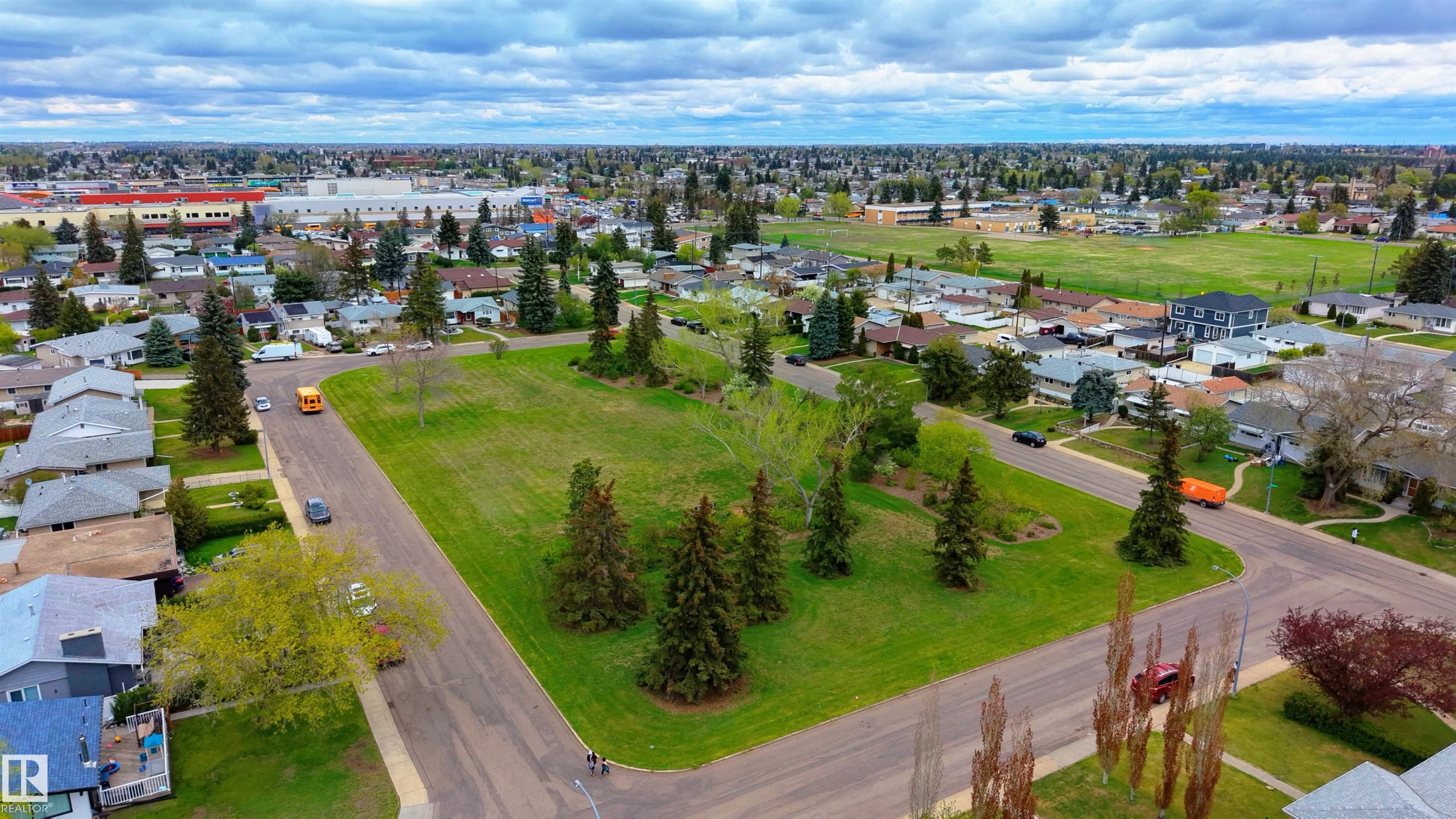 Photo 8 at 9523 134 Avenue NW, Glengarry, Edmonton