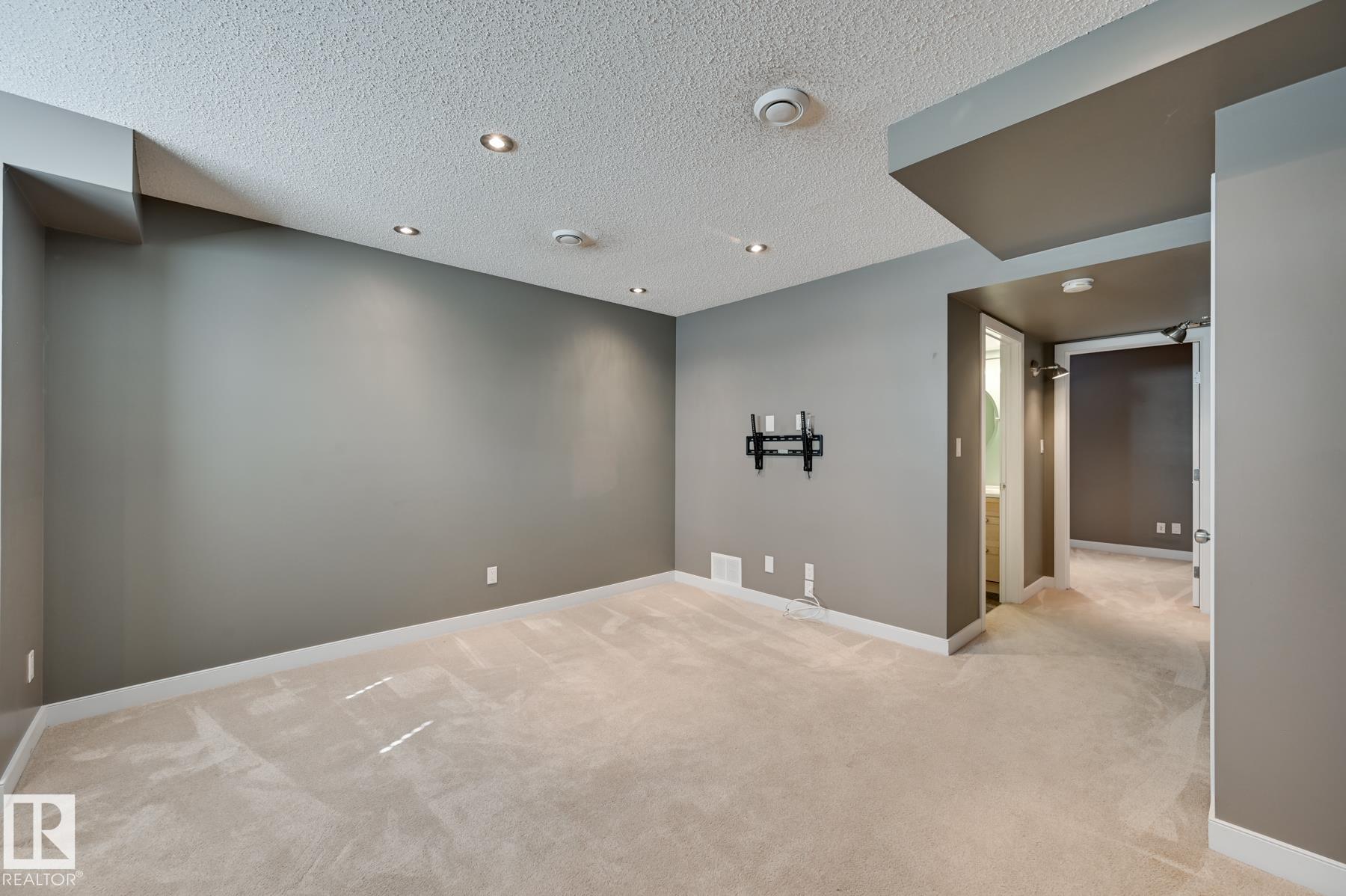 https://zimg.paragon.ice.com/ParagonImages/Property/PM/RAE/225401991/18/0/0/54394f46bcb2c07cff7c6c13c3d3ab9a/1/2e96836e40d4c7c562596f2f816abd34/225401991-FDB7DB54-5C37-4662-A3BB-6D8EF9BDECE8.JPG