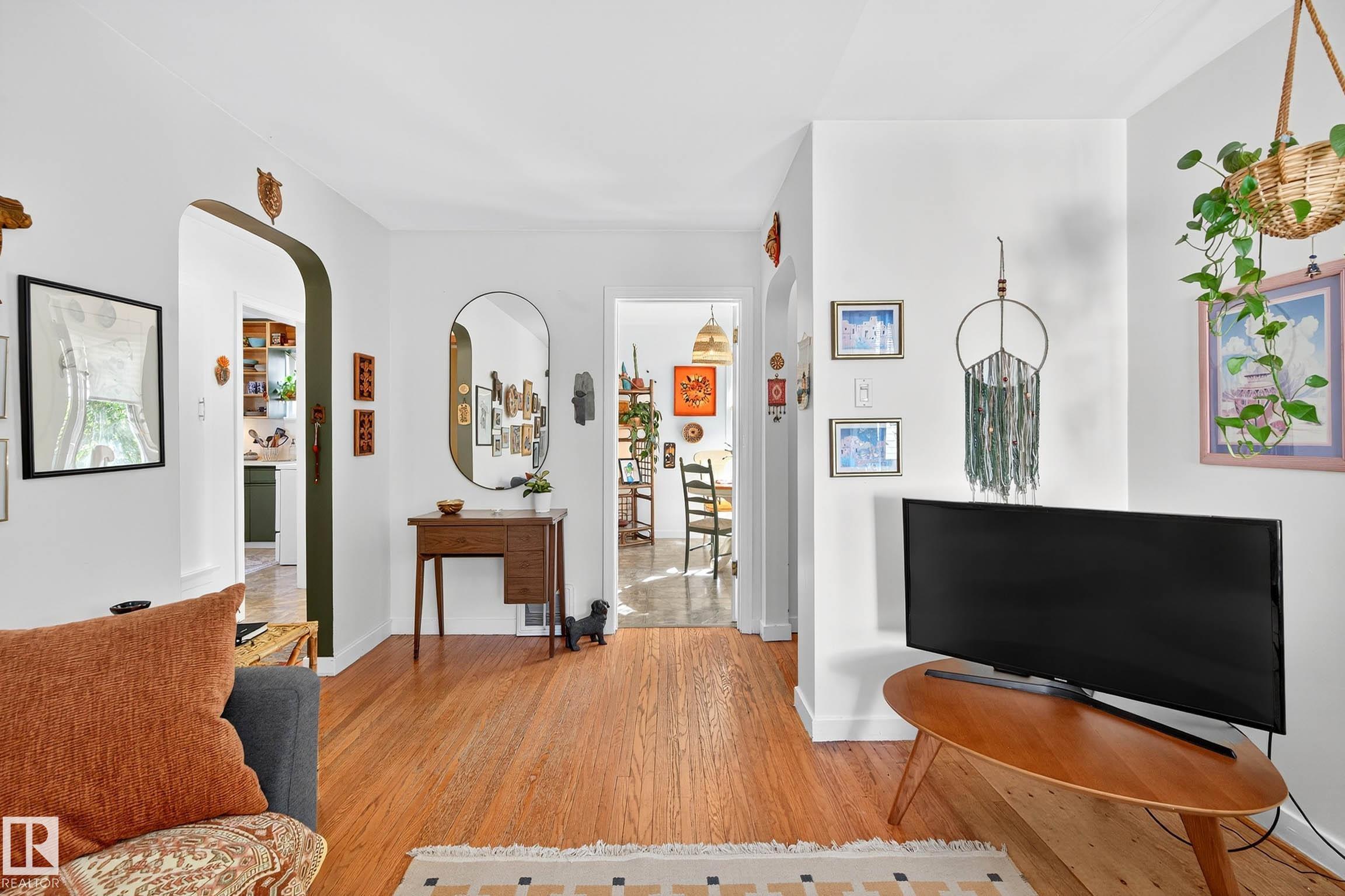 https://zimg.paragon.ice.com/ParagonImages/Property/PM/RAE/225402037/26/0/0/7f4d022c4a89e4b0cfa32113d8beeb64/1/5402de4e94353e77b822520867ae3aec/225402037-0AA822F7-2DC7-451F-9018-9C4AC436F930.JPG