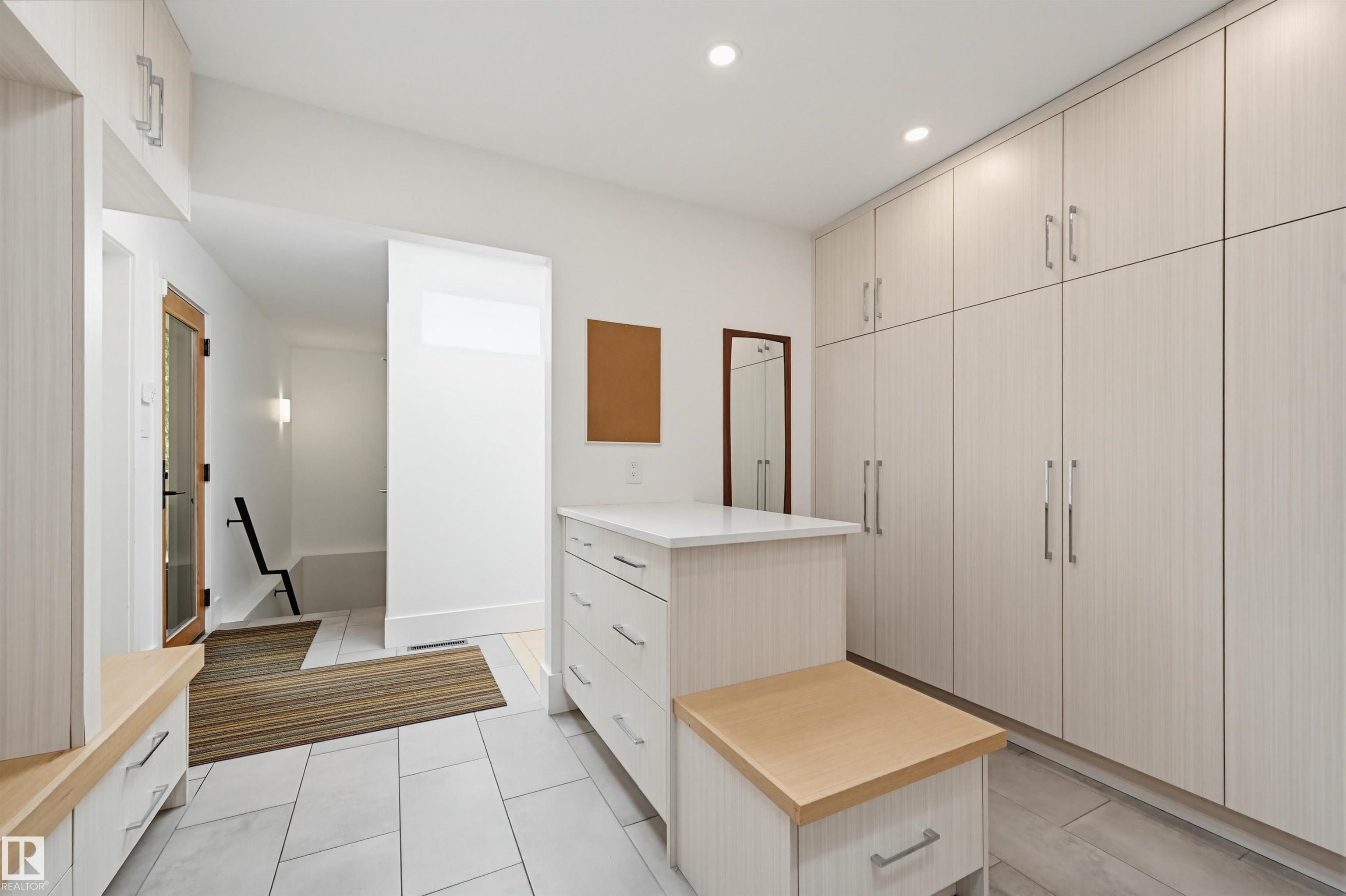 https://zimg.paragon.ice.com/ParagonImages/Property/PM/RAE/225402047/51/0/0/3e7c82f8225546b698ab3bf1fede8bf9/1/de81c4e730b578d230bbbccf2d201ccb/225402047-b8bb5302-18f5-4f2e-a3d9-9b1aa83ae082.JPG