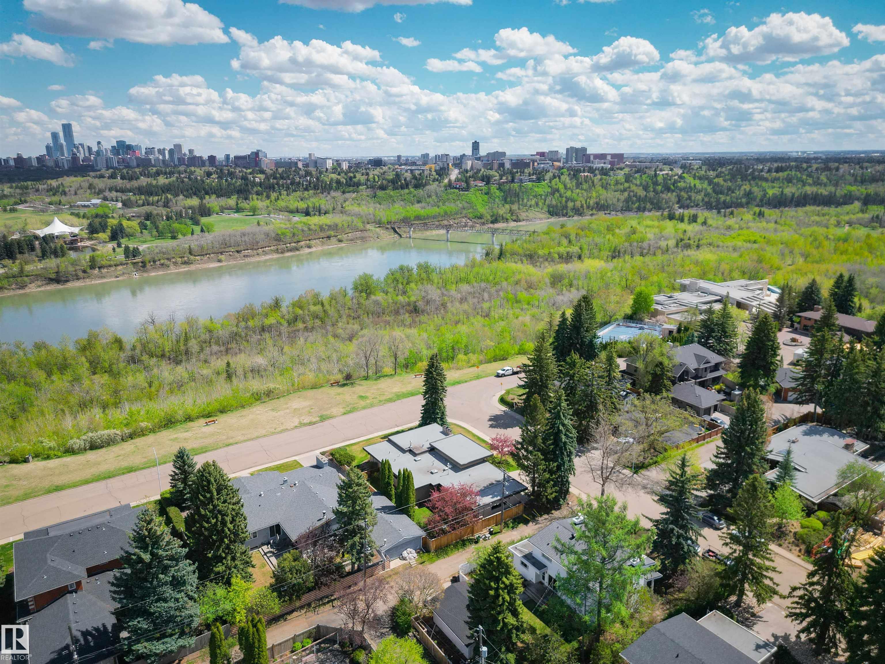 https://zimg.paragon.ice.com/ParagonImages/Property/PM/RAE/225402047/67/0/0/2856ed660ecb443ee51da012761024df/1/de81c4e730b578d230bbbccf2d201ccb/225402047-39287380-936d-44b0-a167-d09db6ed8340.JPG