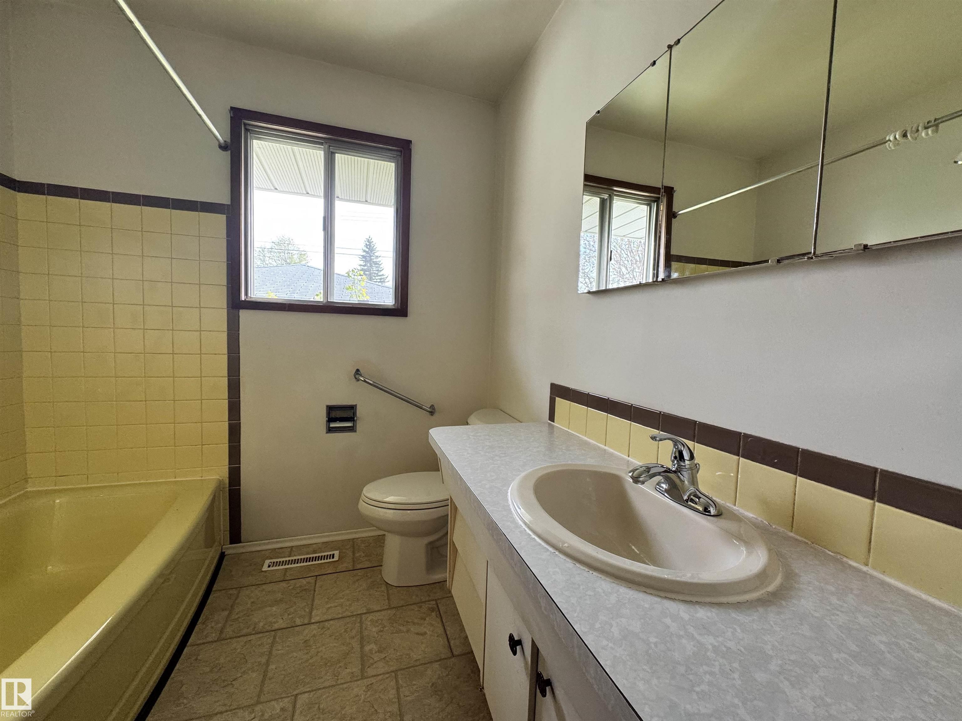 Photo 14 at 5707 90 Avenue NW, Kenilworth, Edmonton