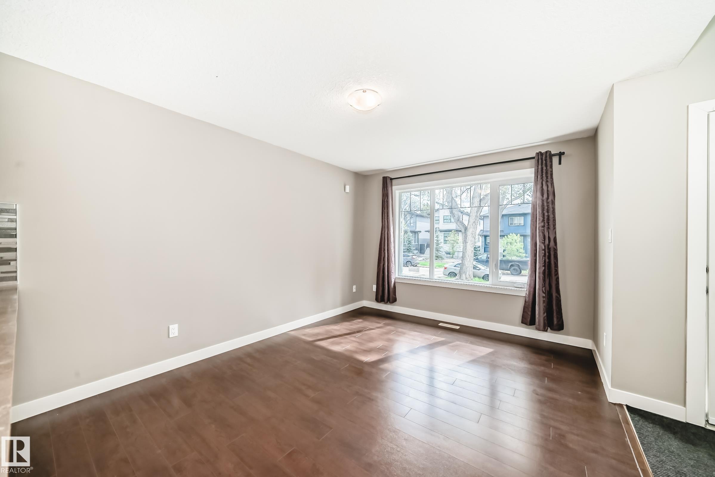 https://zimg.paragon.ice.com/ParagonImages/Property/PM/RAE/225402072/11/0/0/70d334fbfcf51b1df5a2205702de5987/1/4798866b6e65c75306c5deaf10b707e1/225402072-2276b677-b5c9-4806-8db0-a39621655527.JPG