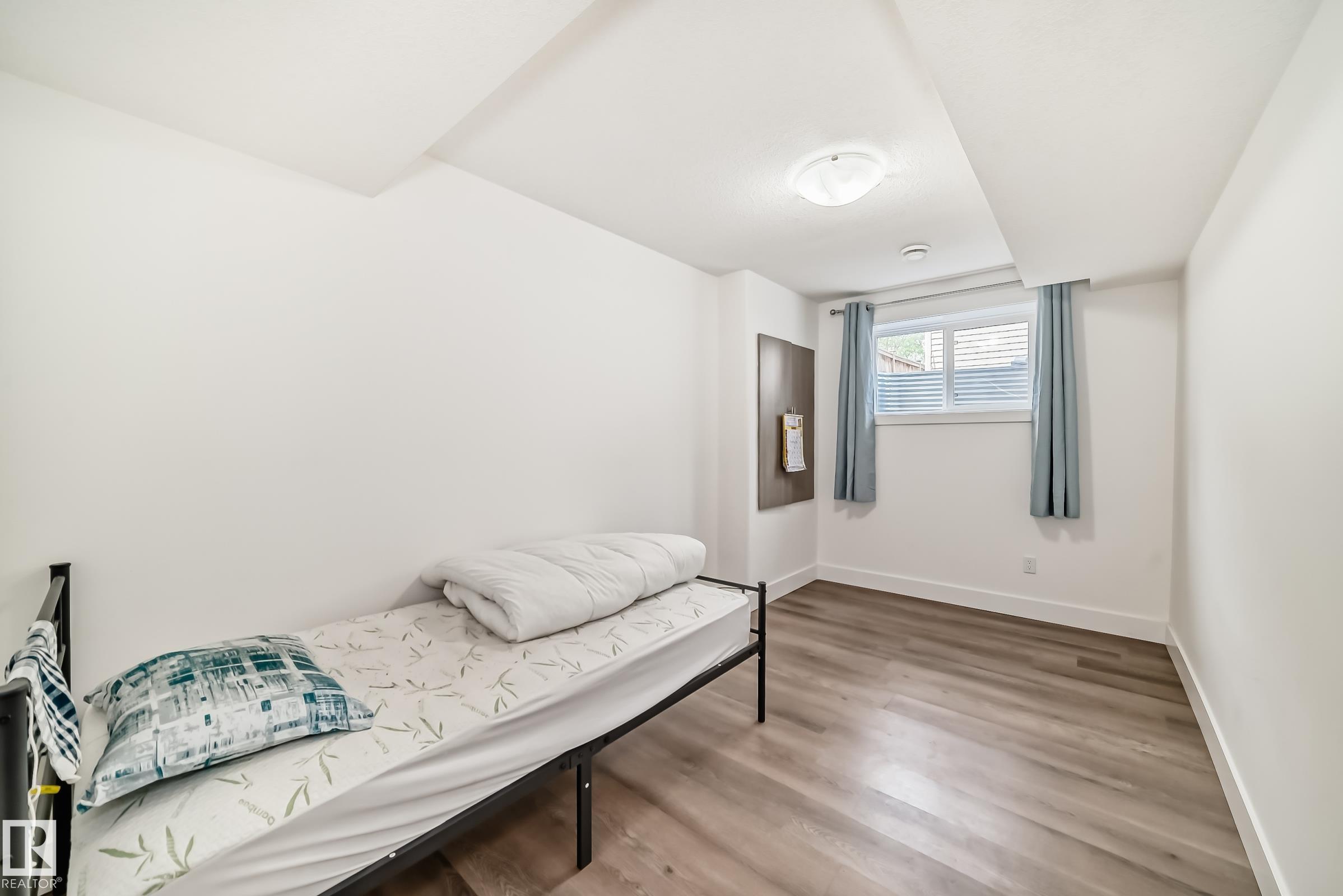 https://zimg.paragon.ice.com/ParagonImages/Property/PM/RAE/225402072/38/0/0/ac36c951823061069b73c60706d3a2d6/1/4798866b6e65c75306c5deaf10b707e1/225402072-3f918695-f764-47b0-b722-947f003652f0.JPG