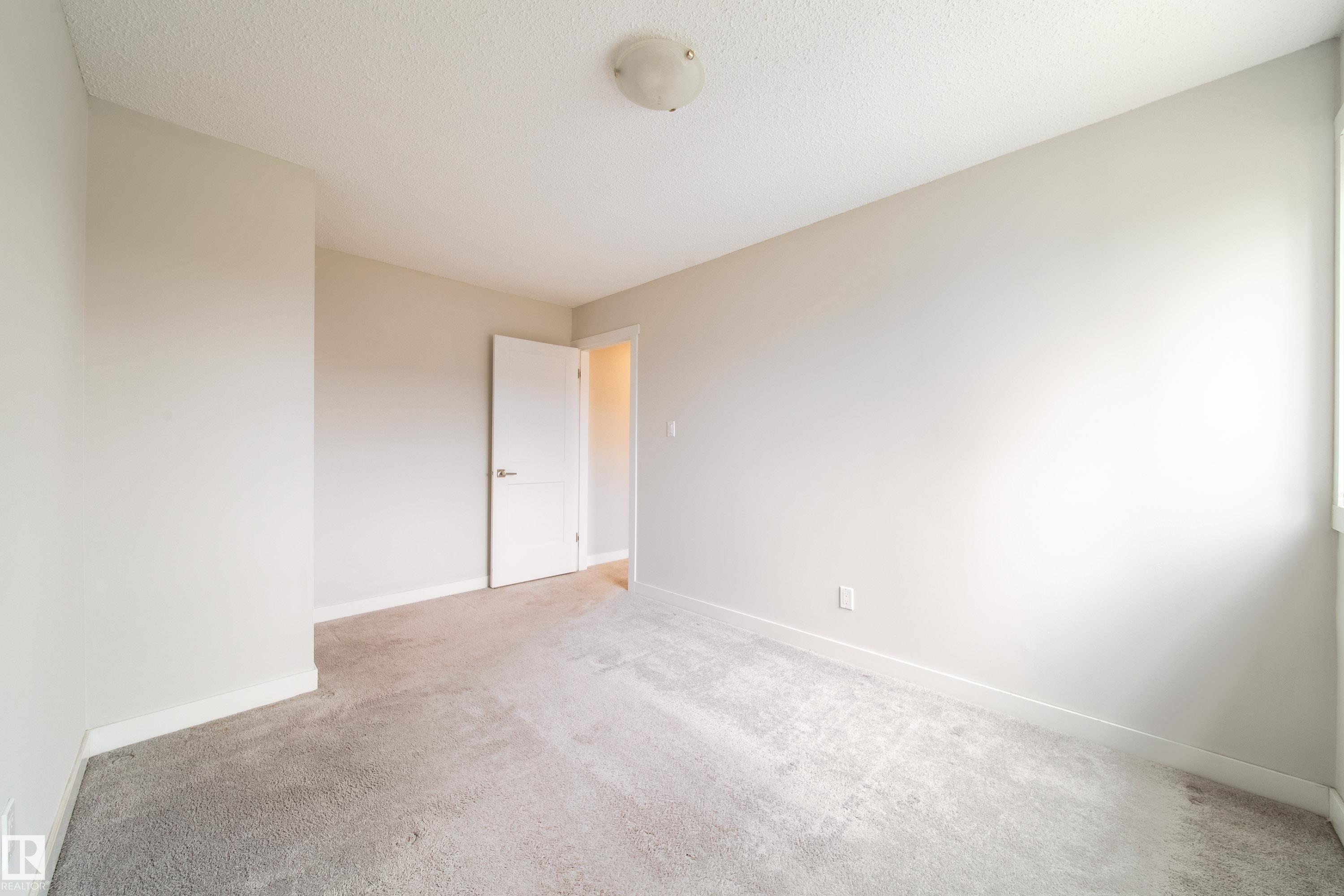 https://zimg.paragon.ice.com/ParagonImages/Property/PM/RAE/225402081/30/0/0/ec2ec4dc4e0c34525d3cd794bdd6f895/1/6f3a3377c61851b65010868c8ed7566c/225402081-42eadb04-d52c-40d9-9eff-9db9c5a5ceb6.JPG