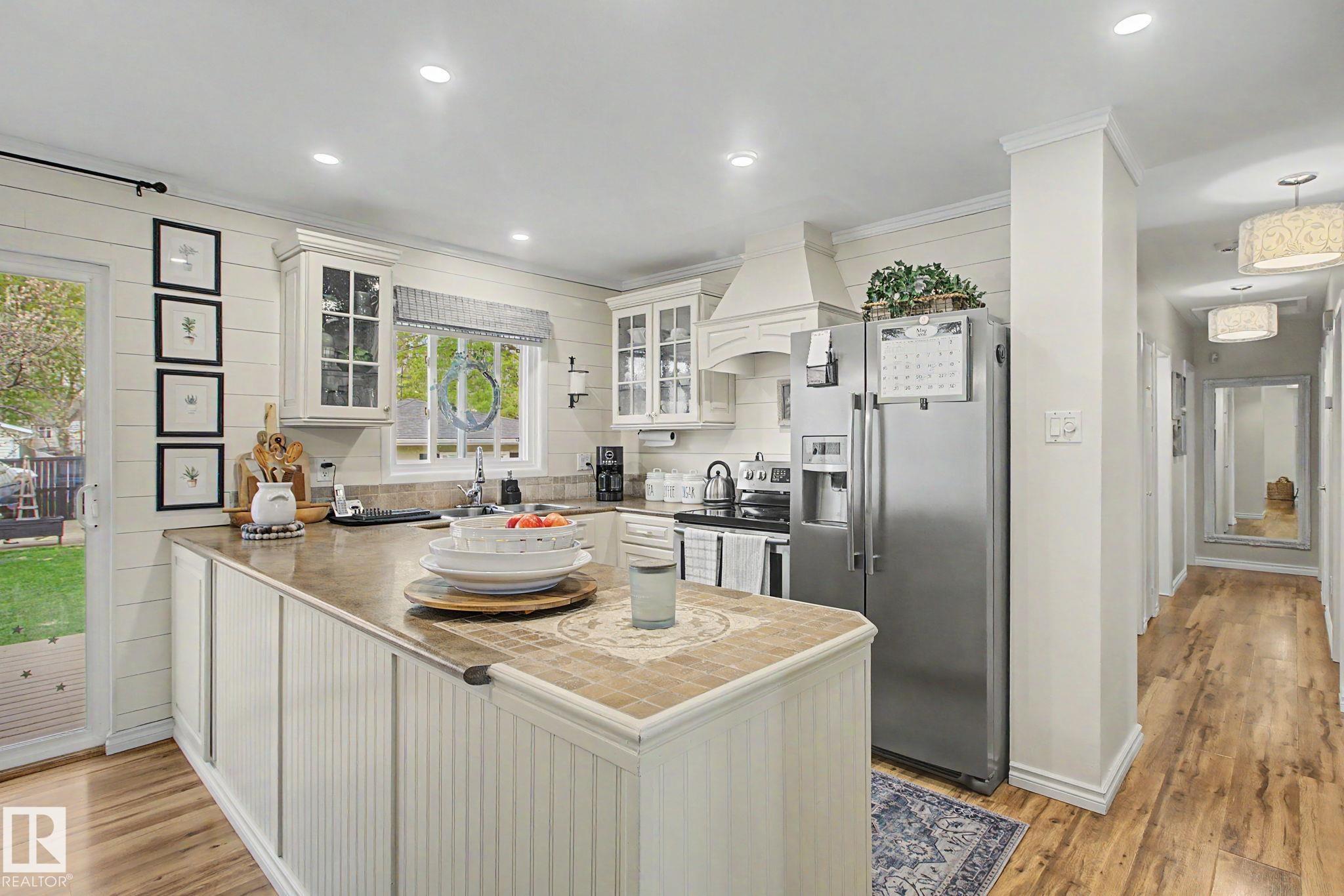 Photo 11 at 11918 43 Street NW, Beacon Heights, Edmonton