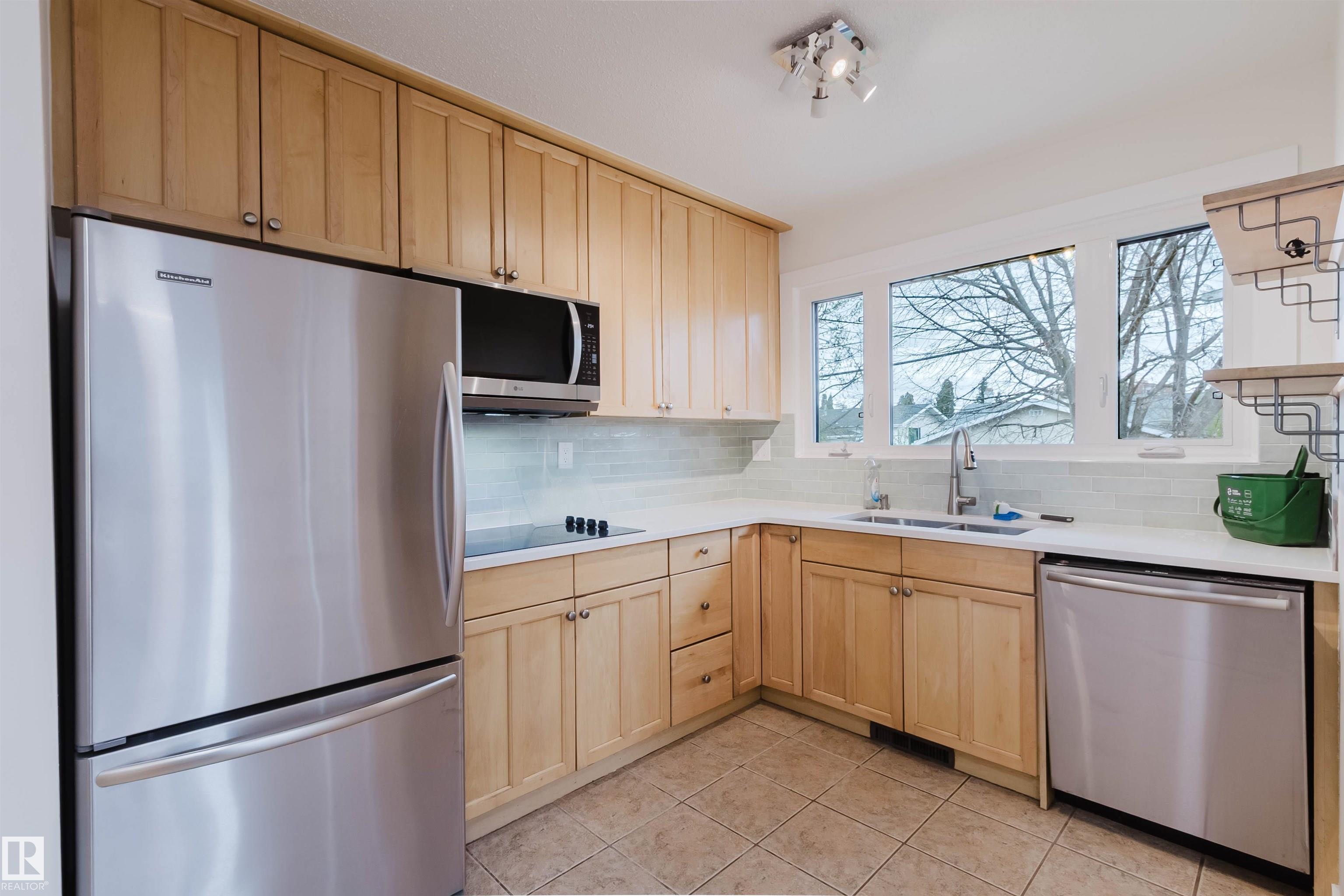 https://zimg.paragon.ice.com/ParagonImages/Property/PM/RAE/225402140/11/0/0/d4f92e6ae484739d20f8da6877f04ede/1/17af8b9cff66eba20c7c7cb496379153/225402140-99e6243d-53cb-4c61-8369-f2780d8f9c55.JPG