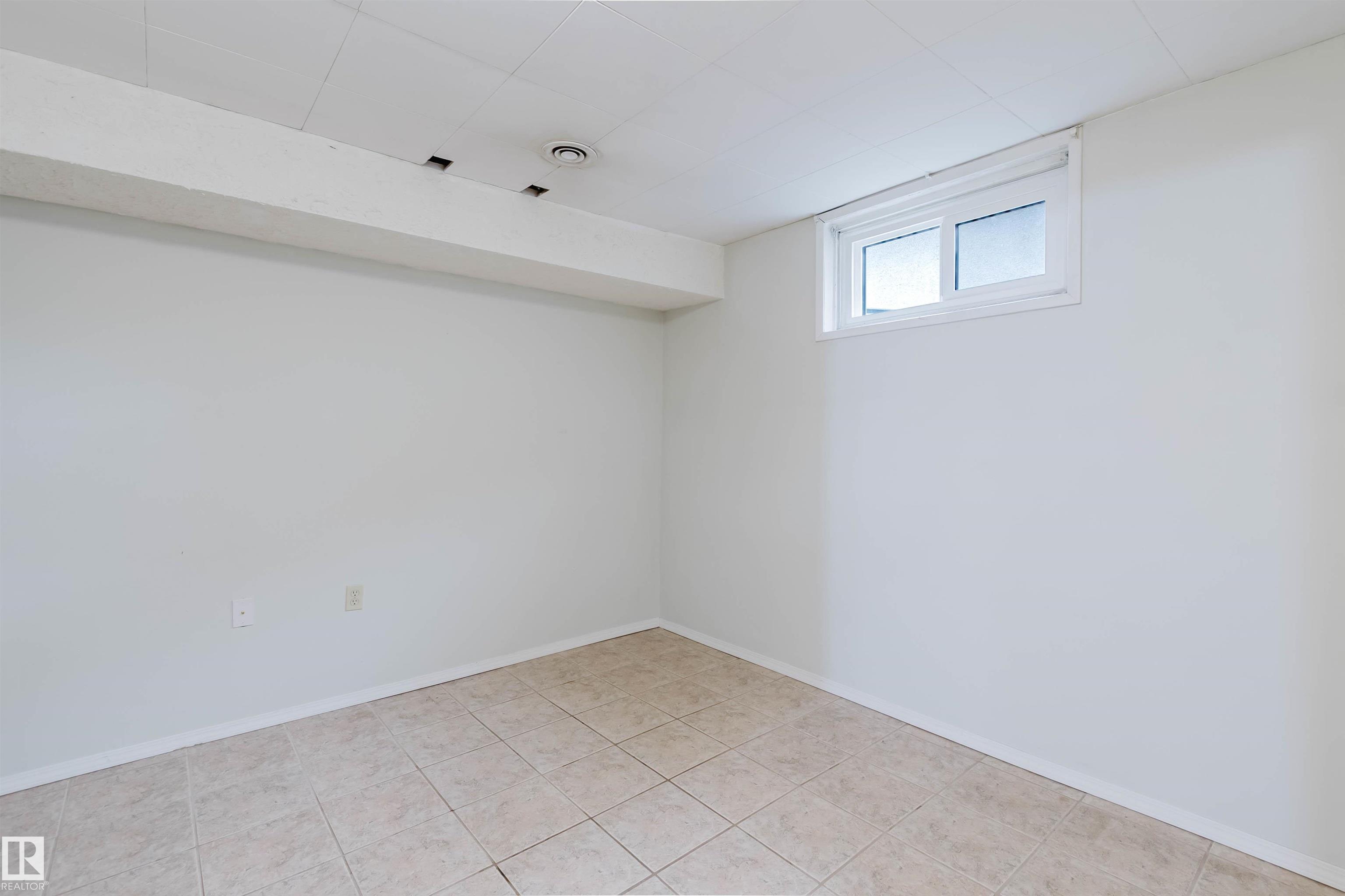 https://zimg.paragon.ice.com/ParagonImages/Property/PM/RAE/225402140/29/0/0/a15aa94c920ff86dab858cc6d8253fc3/1/17af8b9cff66eba20c7c7cb496379153/225402140-ea06f64b-e904-40bc-a298-d2d685a81b63.JPG