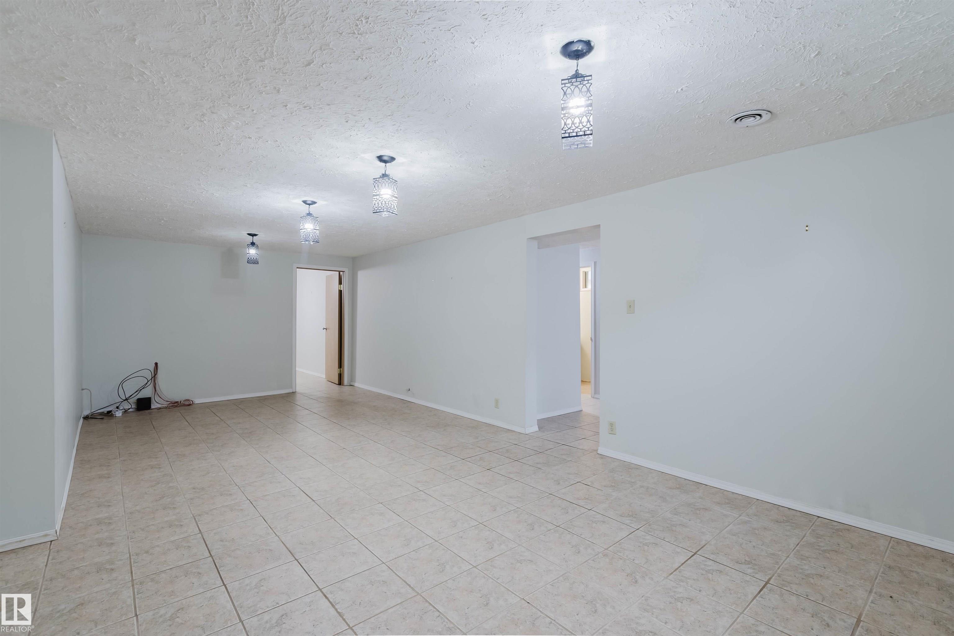 https://zimg.paragon.ice.com/ParagonImages/Property/PM/RAE/225402140/33/0/0/b942be6a6d35bb14f91ce7edb5b52db4/1/17af8b9cff66eba20c7c7cb496379153/225402140-927c9fd8-e40d-4a7d-8e39-a8dfe039175c.JPG