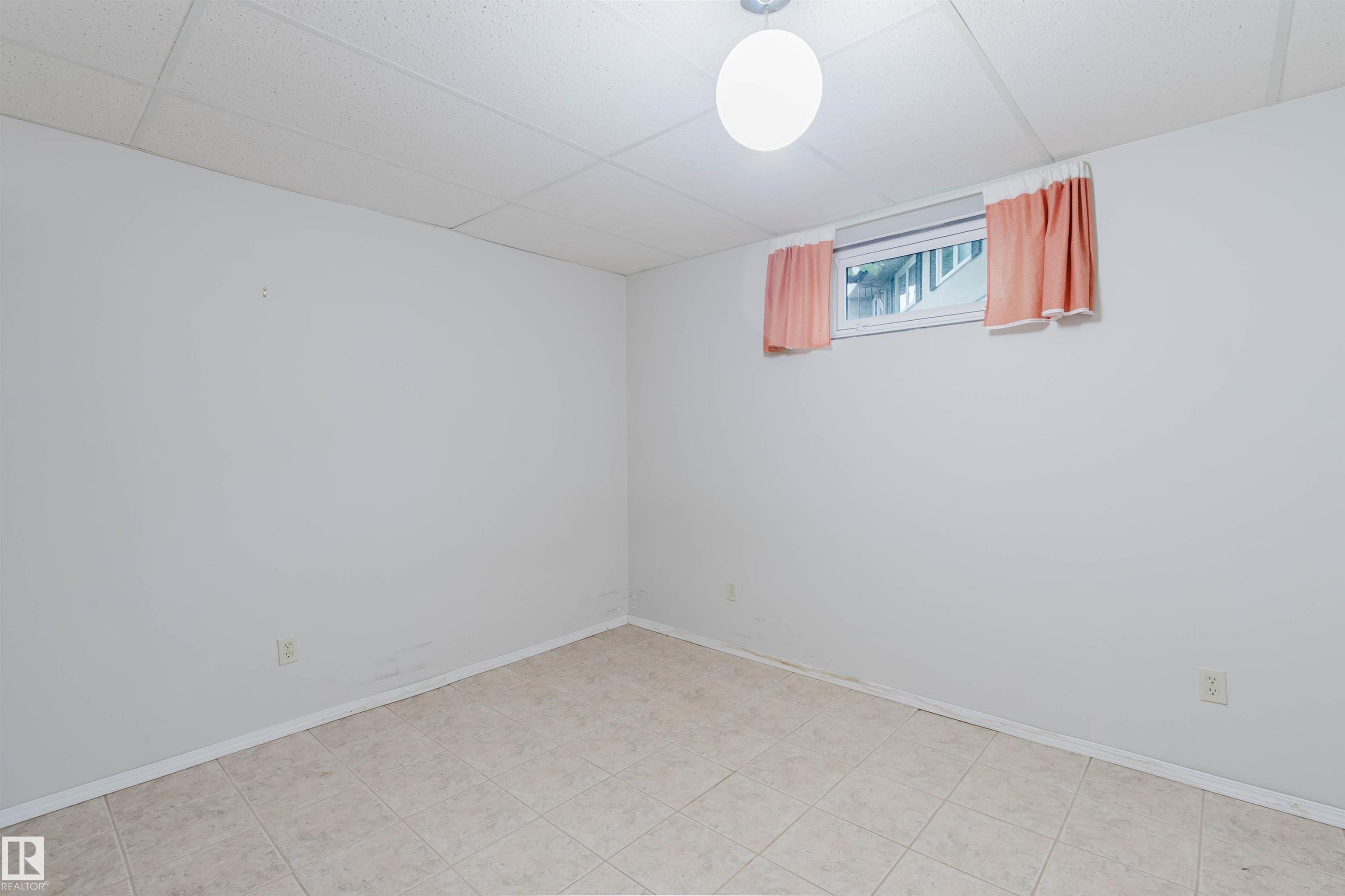 https://zimg.paragon.ice.com/ParagonImages/Property/PM/RAE/225402140/35/0/0/42aa6d5d9bc375681532f1f6f07b7967/1/17af8b9cff66eba20c7c7cb496379153/225402140-87ac465a-88f9-4ae9-aa17-67c240204c4c.JPG