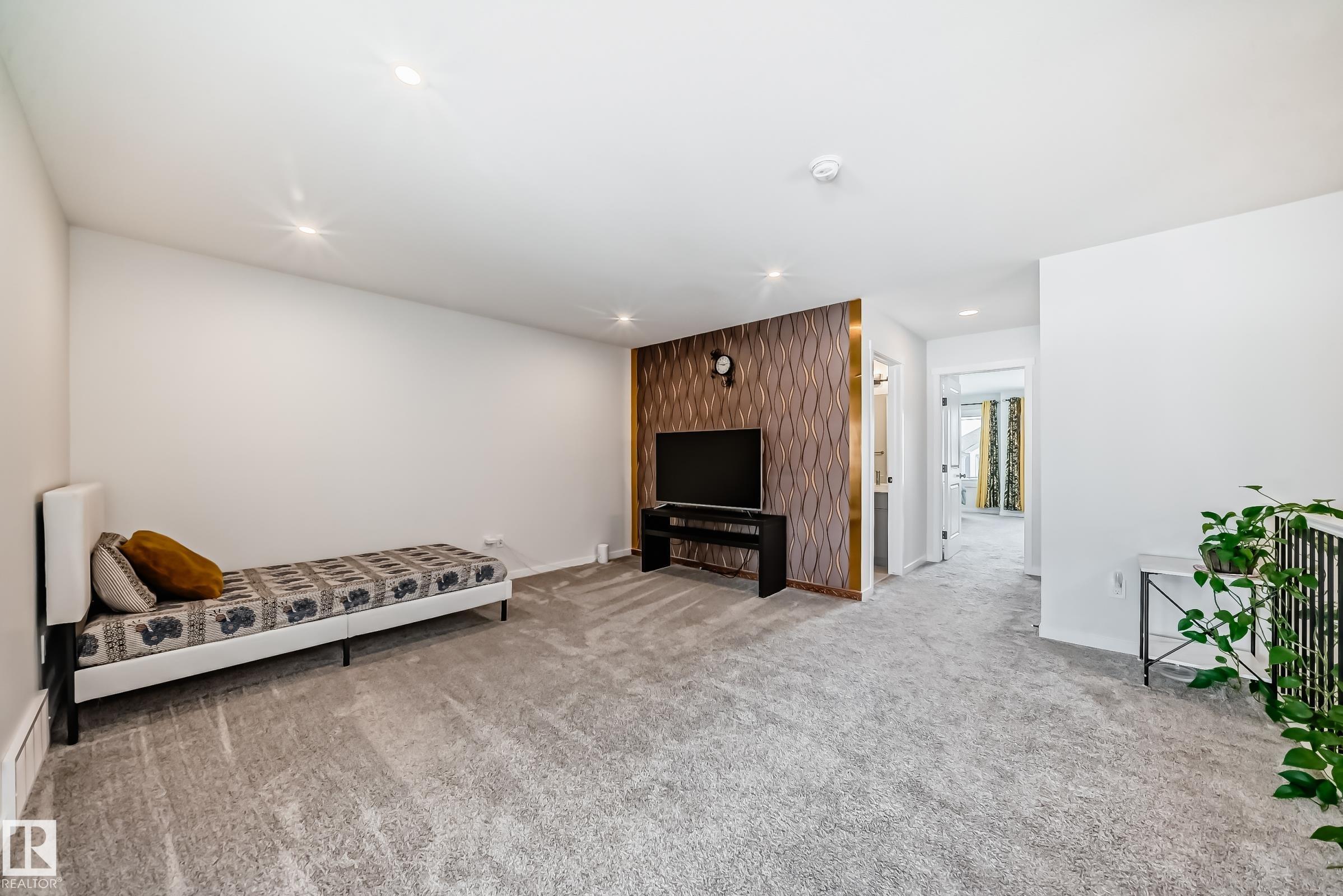 https://zimg.paragon.ice.com/ParagonImages/Property/PM/RAE/225402146/28/0/0/d7fa2e142b09730f2622dafb99311c8d/1/26a78871467eb368f0f5327ba849e05b/225402146-61F7DCC4-E321-4BC7-8625-D789ACDA7781.JPG