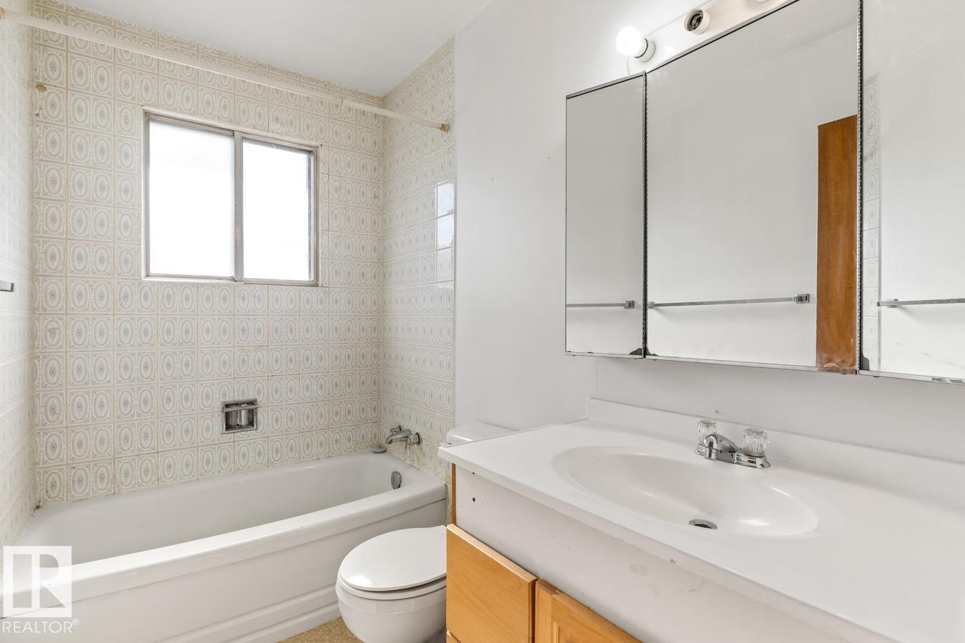 Photo 21 at 8507 52 Street NW, Kenilworth, Edmonton