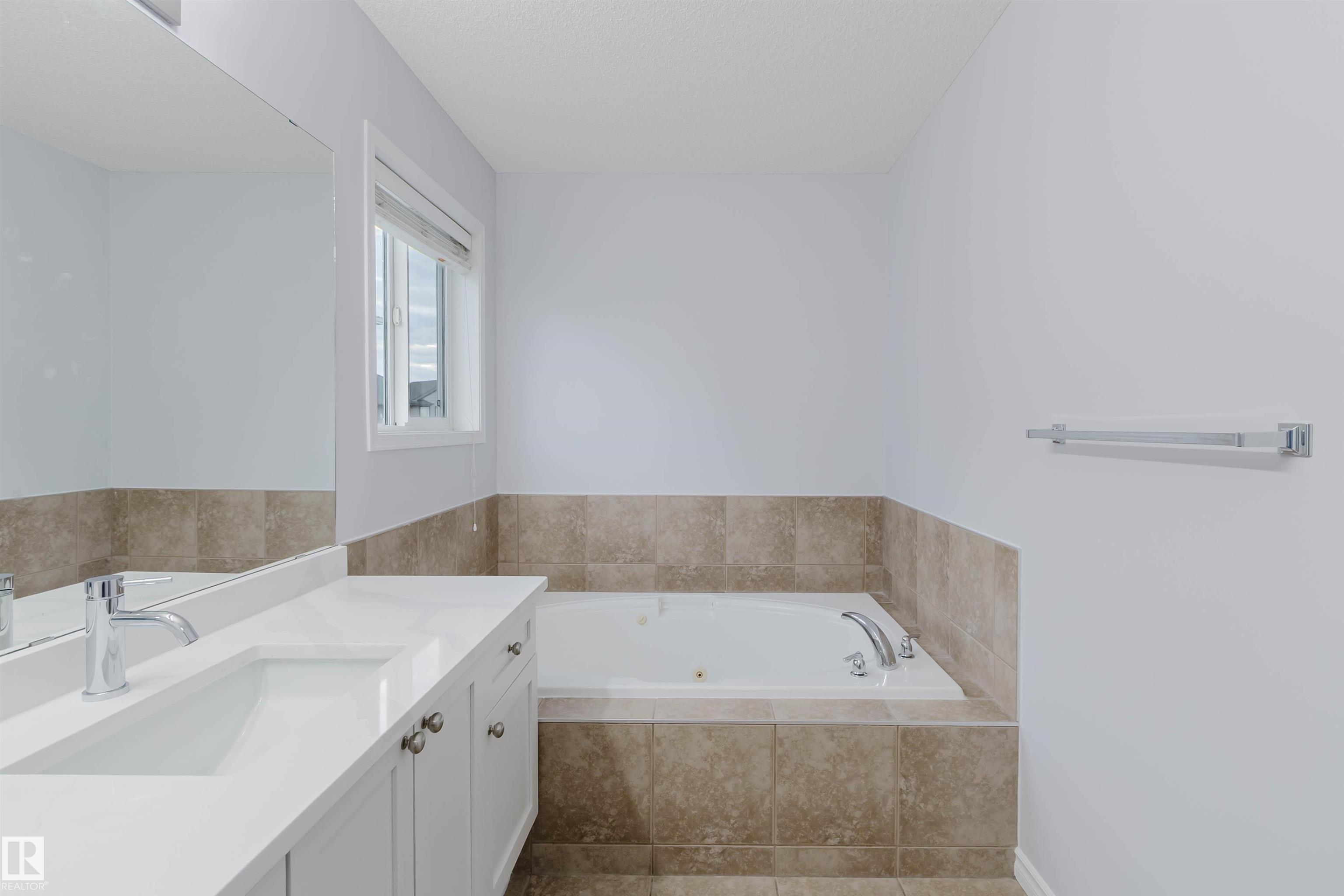 https://zimg.paragon.ice.com/ParagonImages/Property/PM/RAE/225402214/27/0/0/c6c42ba39cf5ef214b310f6d91aa8e77/1/e43b602d4b8df5f8a62687f463fa8dc4/225402214-6bd65619-a618-4c92-aa7b-cffaa3eab65d.JPG