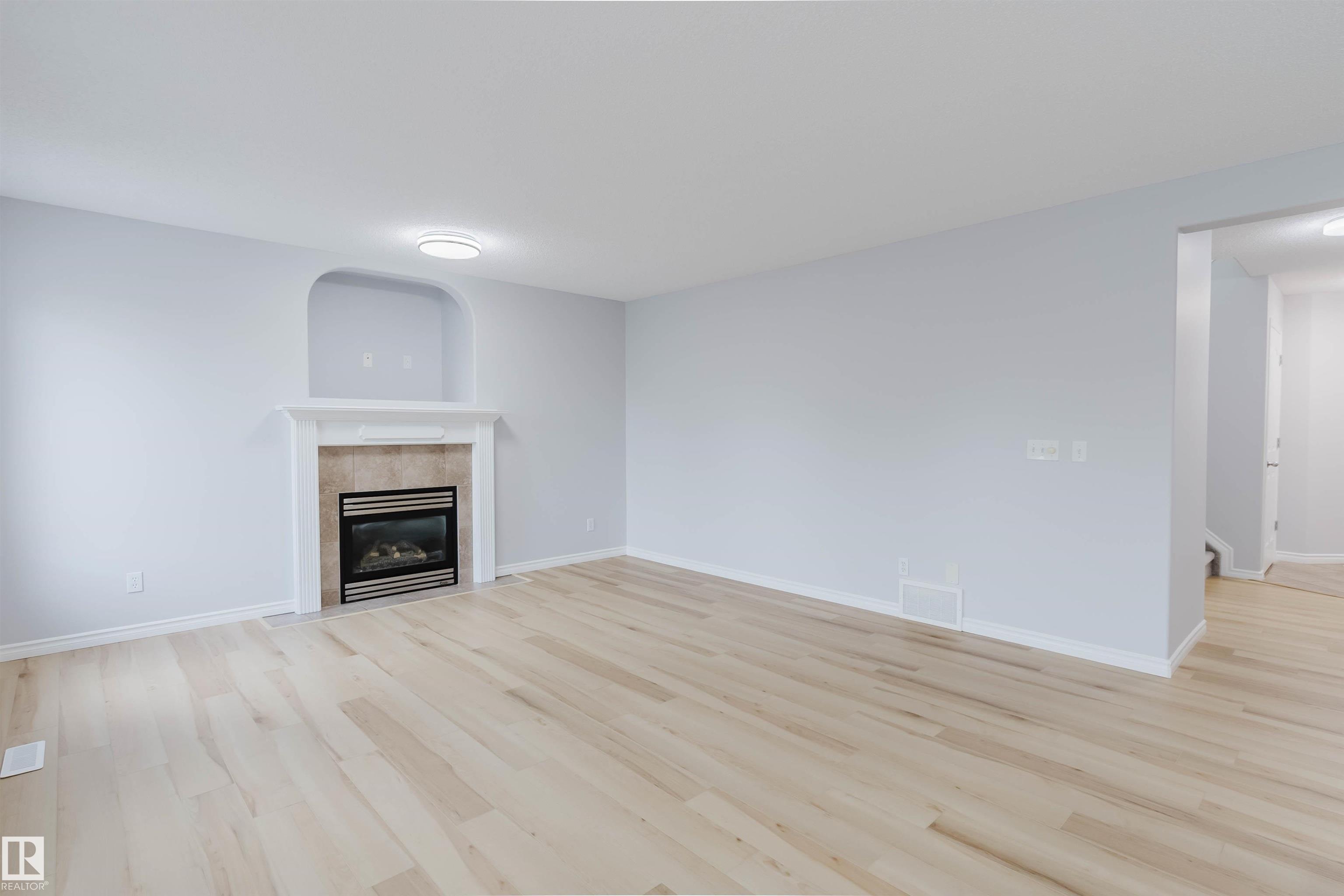 https://zimg.paragon.ice.com/ParagonImages/Property/PM/RAE/225402214/6/0/0/1bc050e656c81e0ff0c02e783c40bc9d/1/e43b602d4b8df5f8a62687f463fa8dc4/225402214-9b06ee9a-c92f-4b41-9473-0aa5e3c2c4ad.JPG