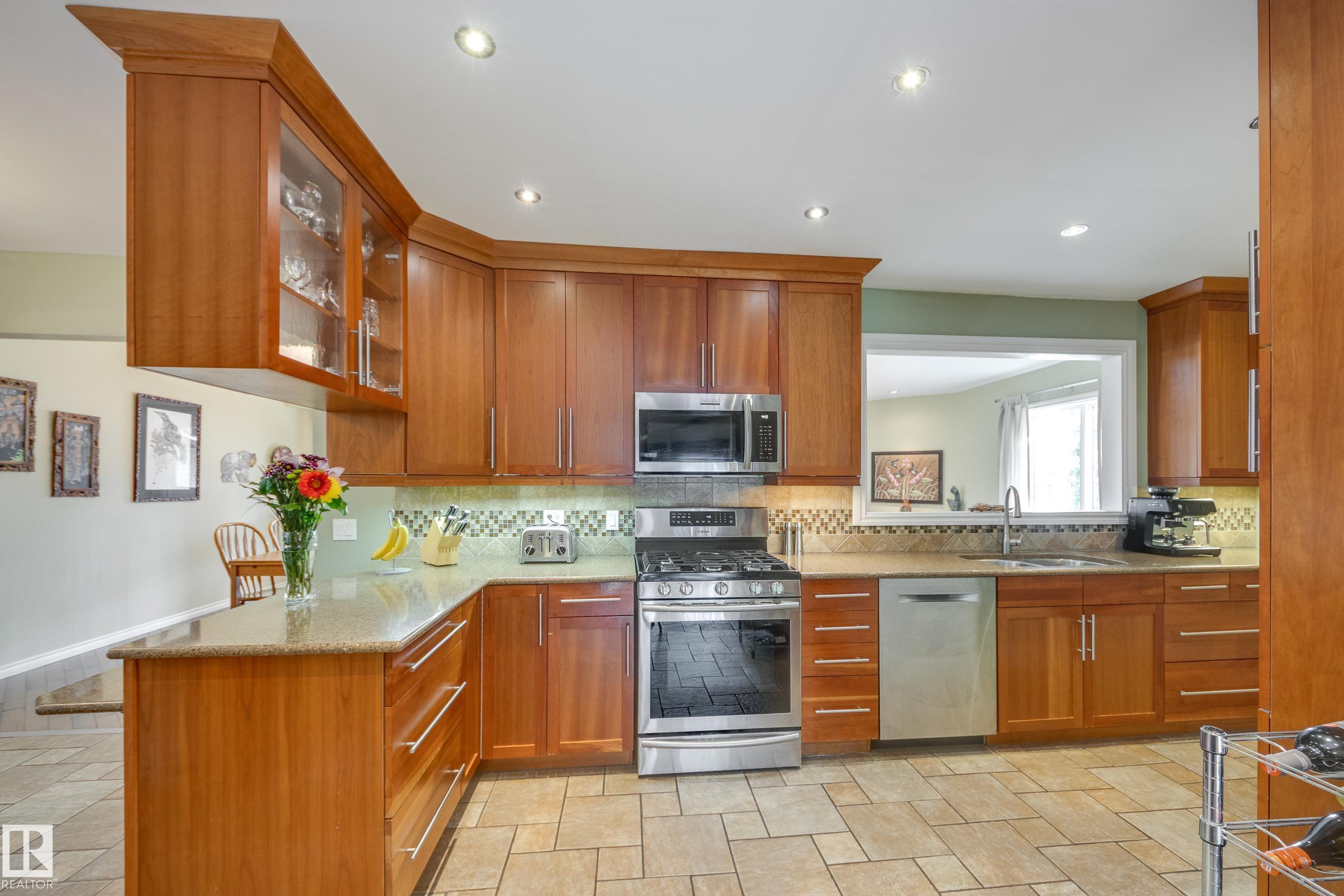 Photo 8 at 9327 75 Avenue NW, Ritchie, Edmonton