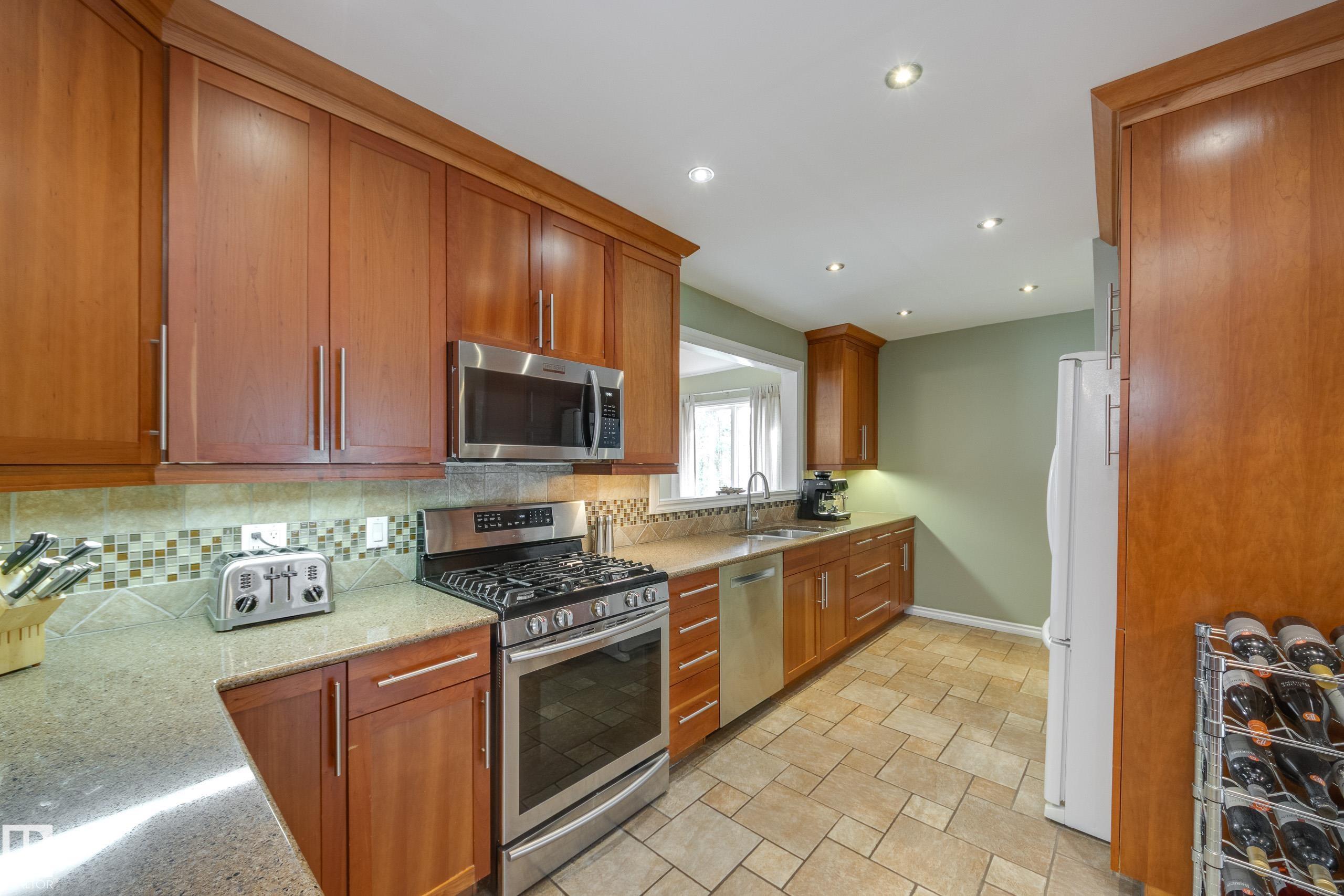 Photo 9 at 9327 75 Avenue NW, Ritchie, Edmonton