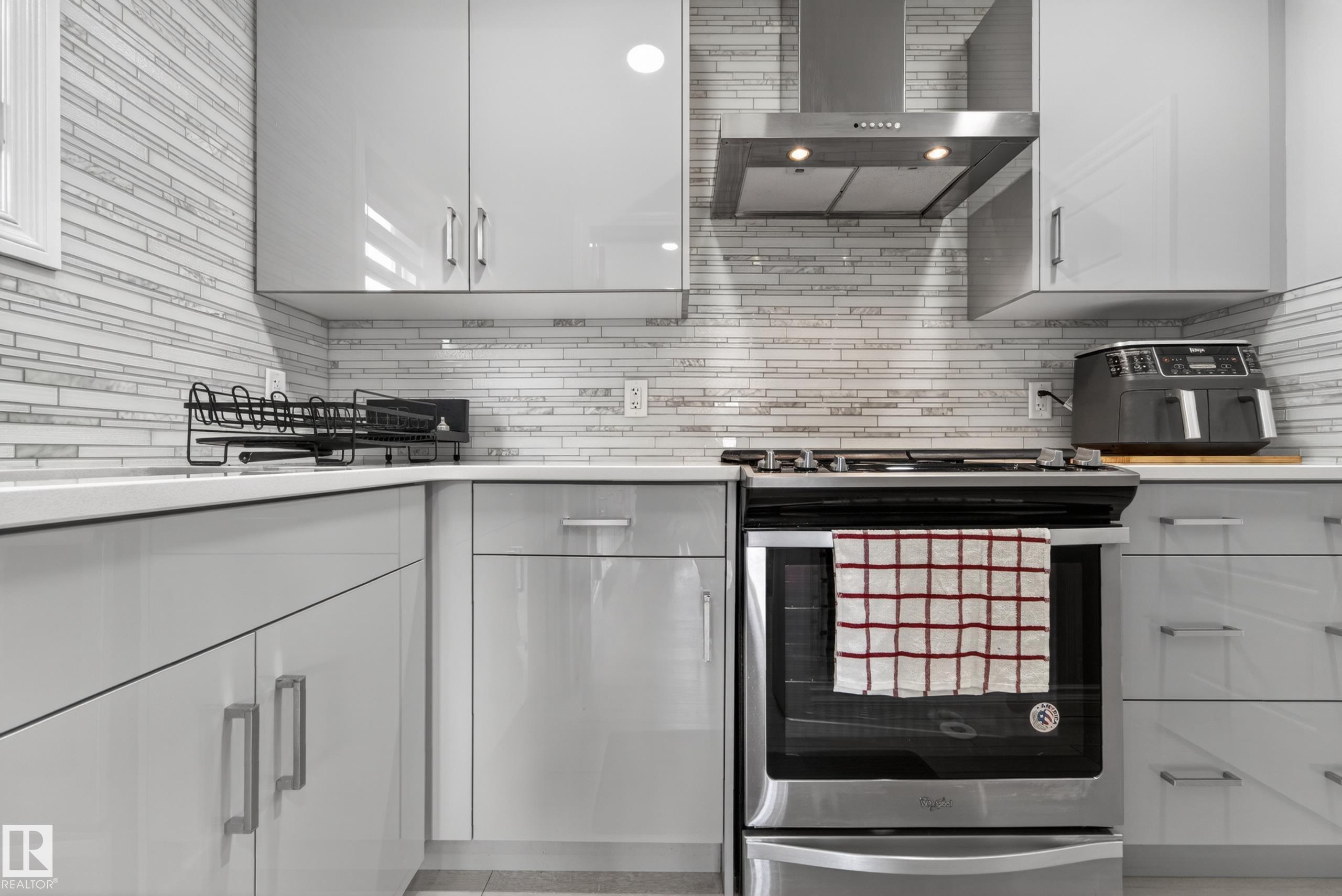 https://zimg.paragon.ice.com/ParagonImages/Property/PM/RAE/225402237/31/0/0/b65dcd0ce32f1efcfa32bd1754b1b1d4/1/d201d81a0a1644bd940303549f34ea7a/225402237-9797dda6-5441-4747-95f3-6b2667f9115c.JPG